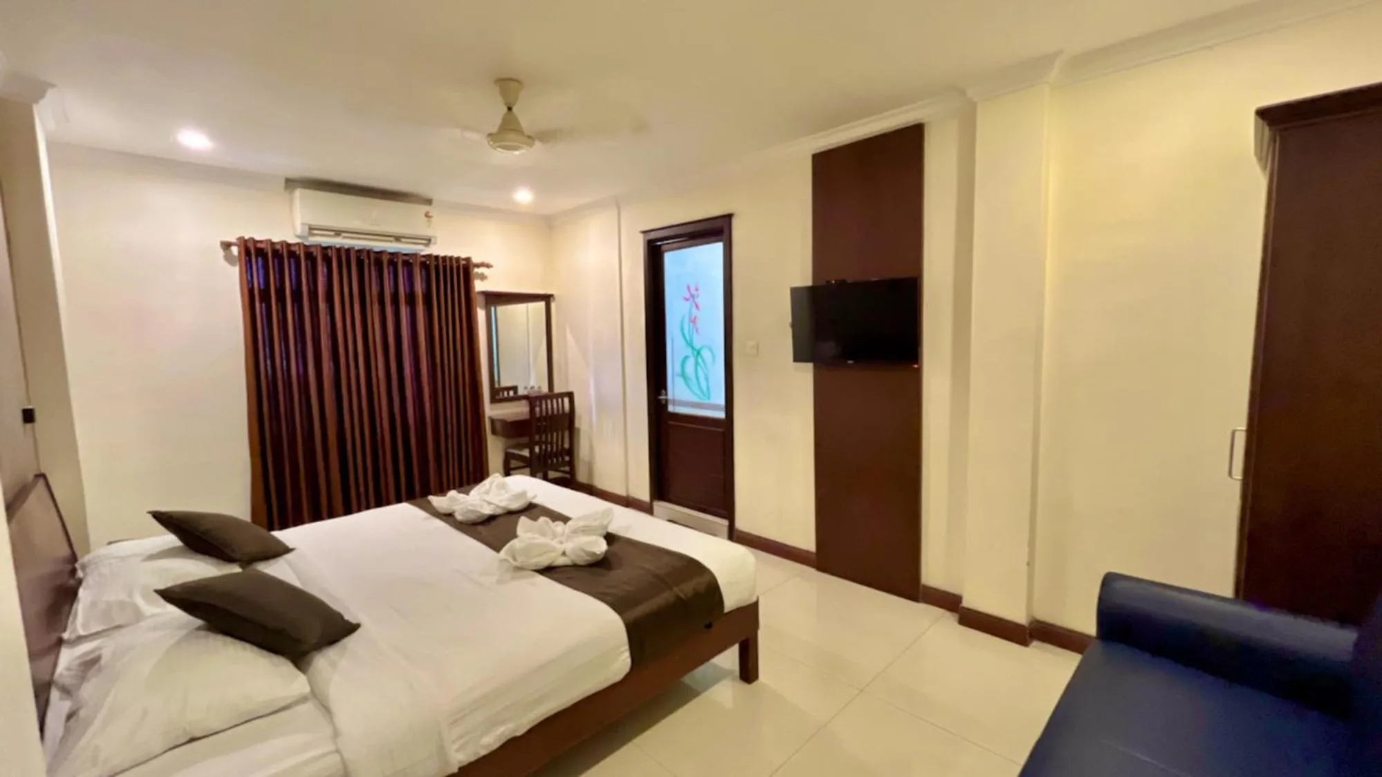 View (from property/room), Bed in Hotel Pearl Palace