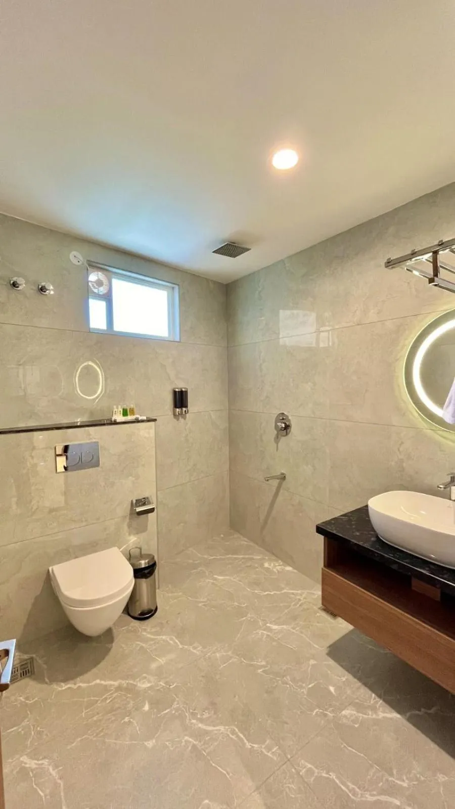 Shower in Hotel Pearl Palace