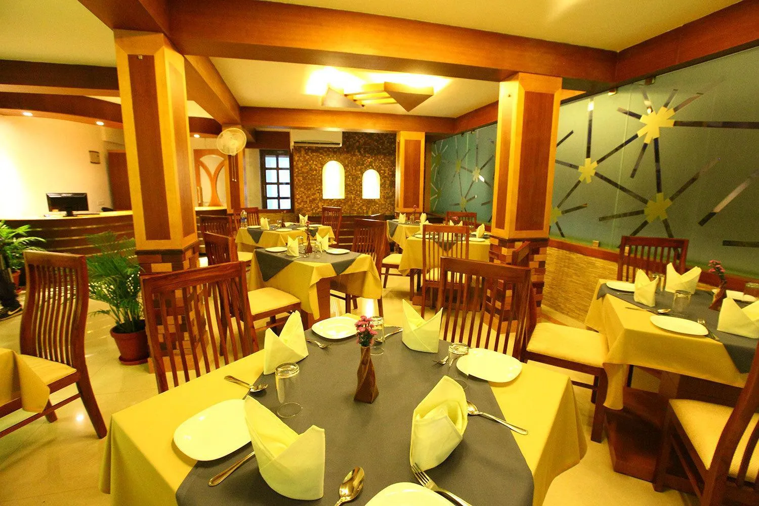 Restaurant/places to eat in Hotel Pearl Palace