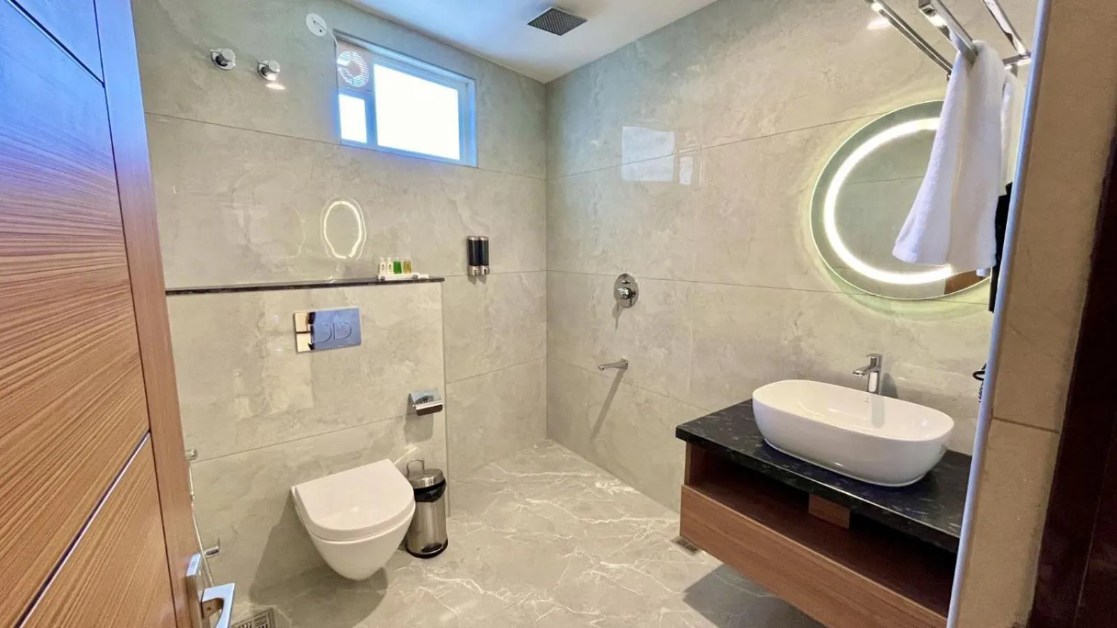 Shower in Hotel Pearl Palace