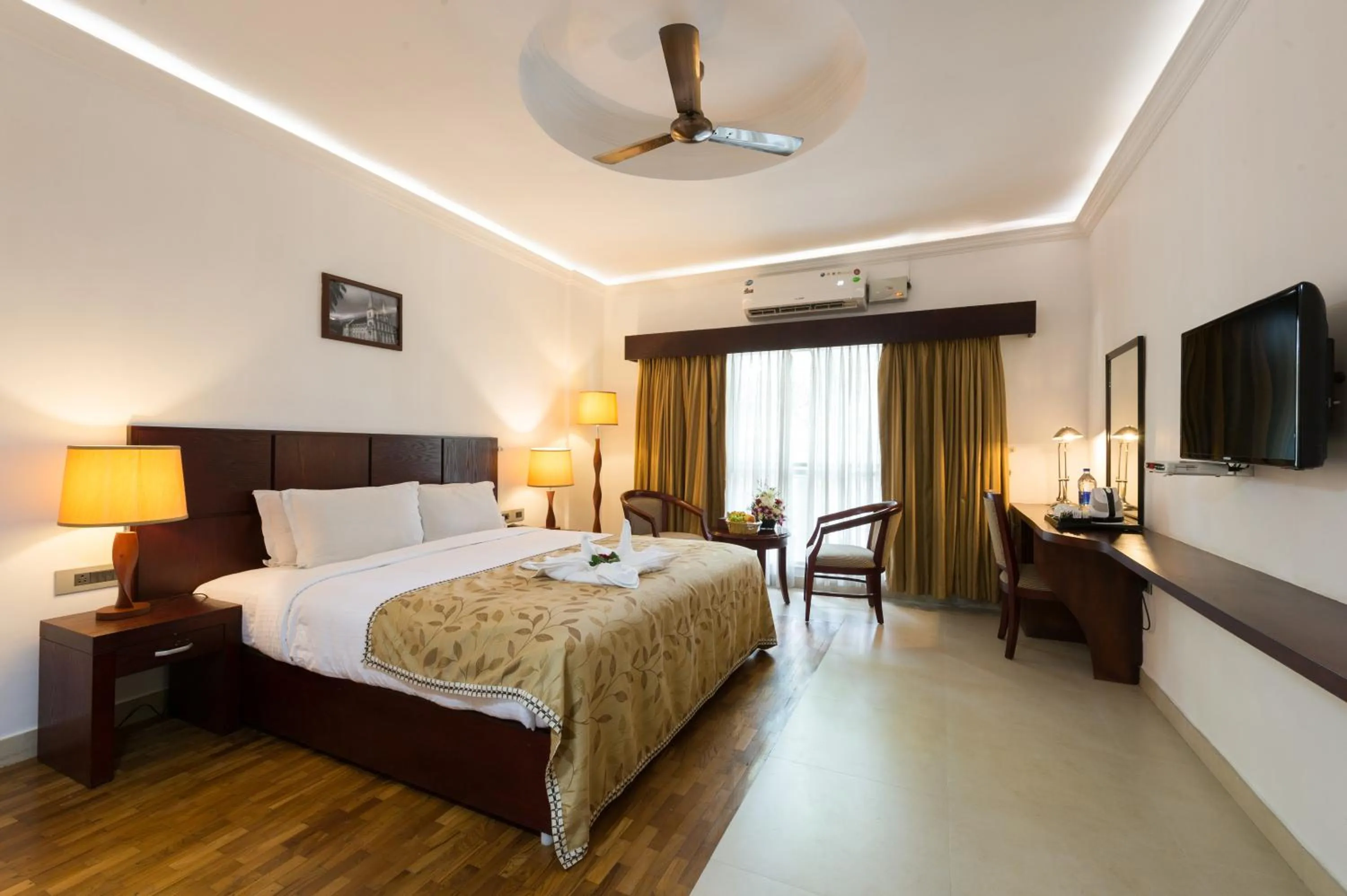 Communal lounge/ TV room, Bed in No. 18 Hotel