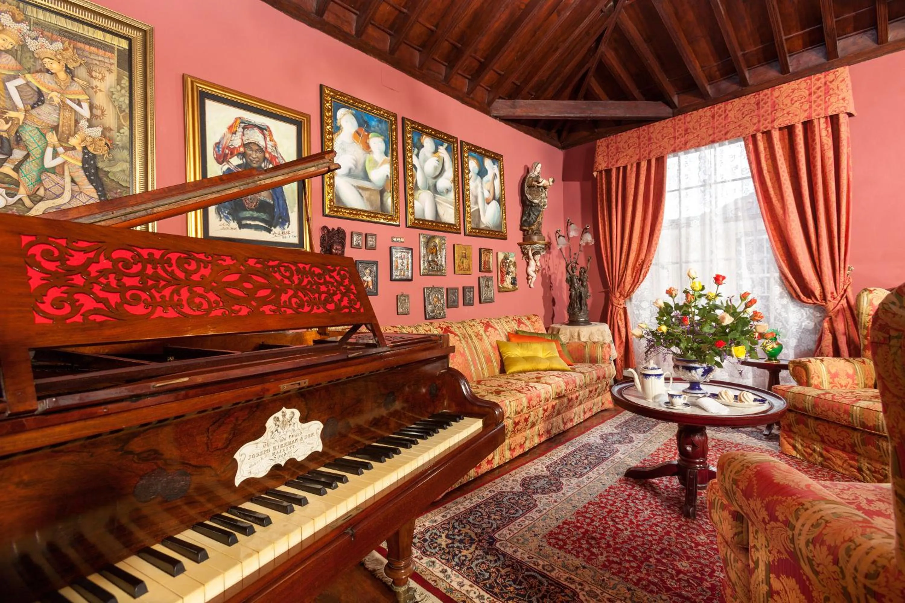 Communal lounge/ TV room in Hotel Emblemático San Marcos