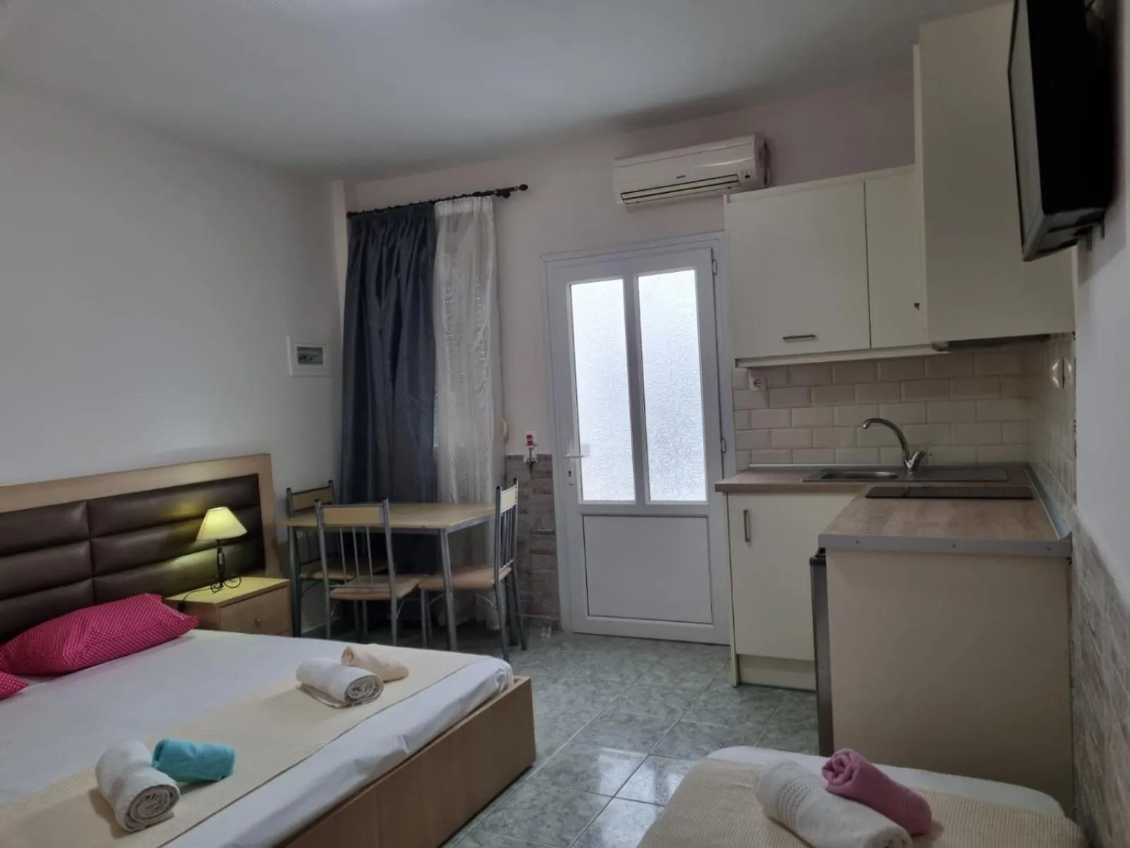 Kitchen or kitchenette, Bed in Anna Christina Apartments