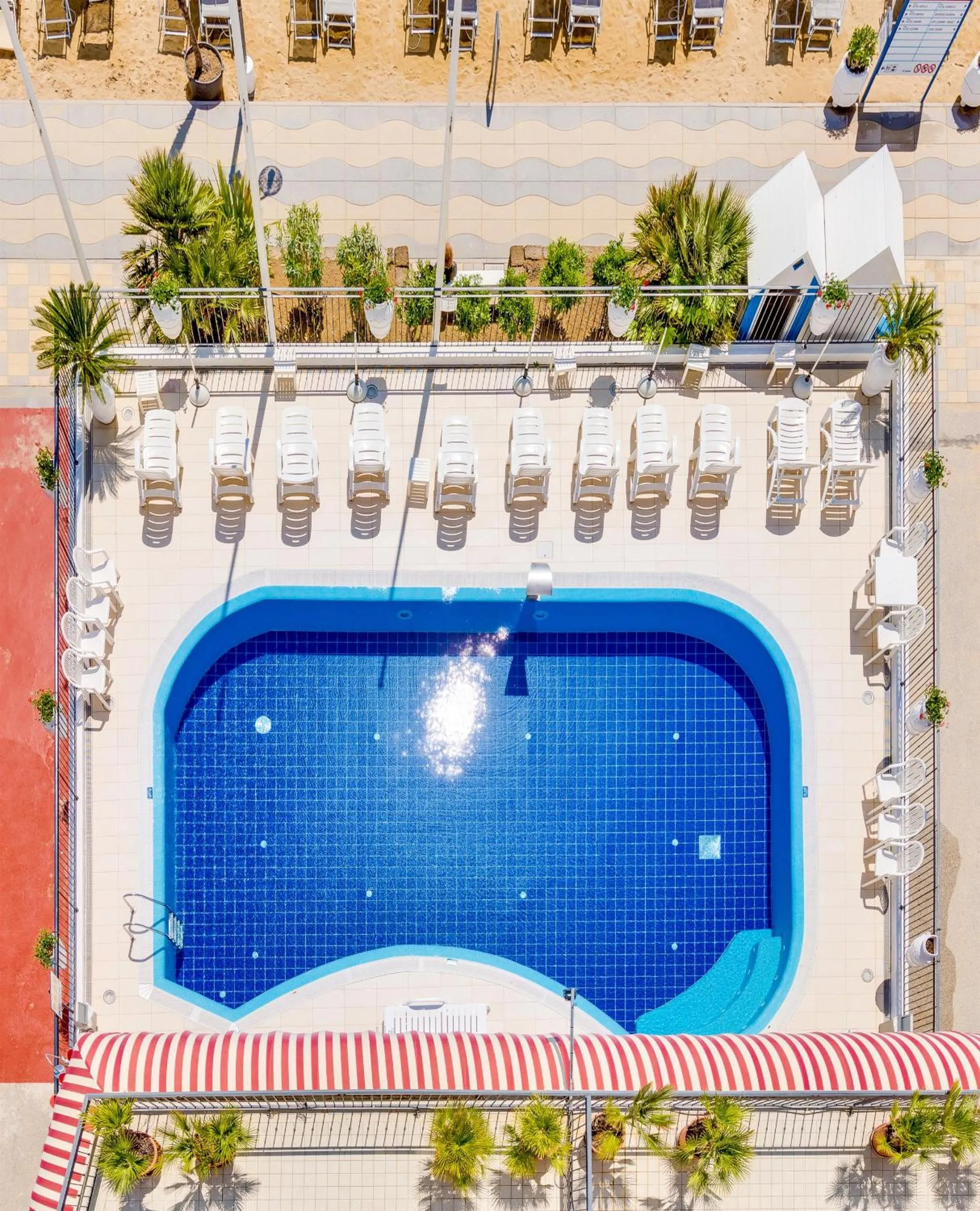 Swimming pool in Hotel Manila