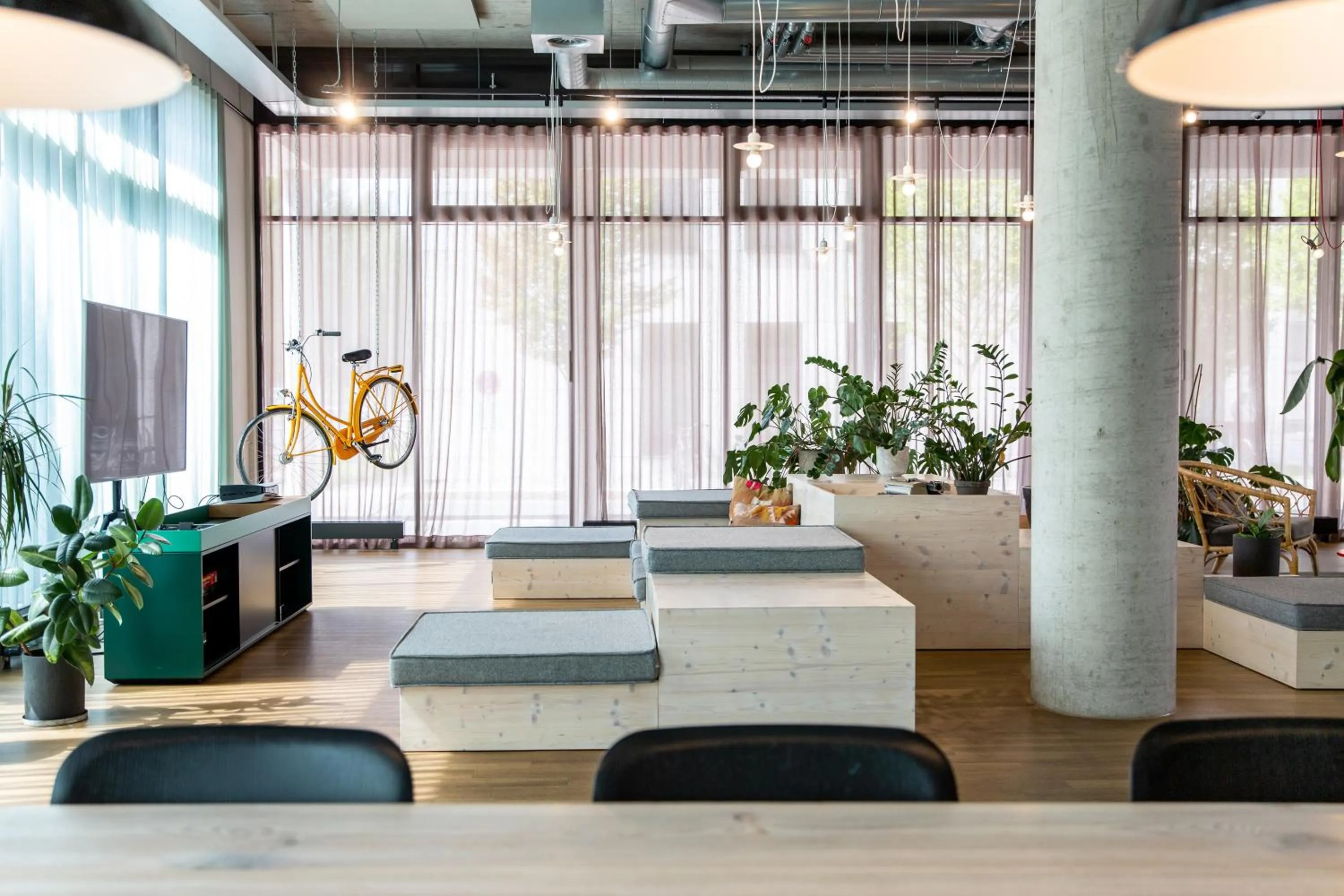 Communal lounge/ TV room in STAYERY Bielefeld Hauptbahnhof