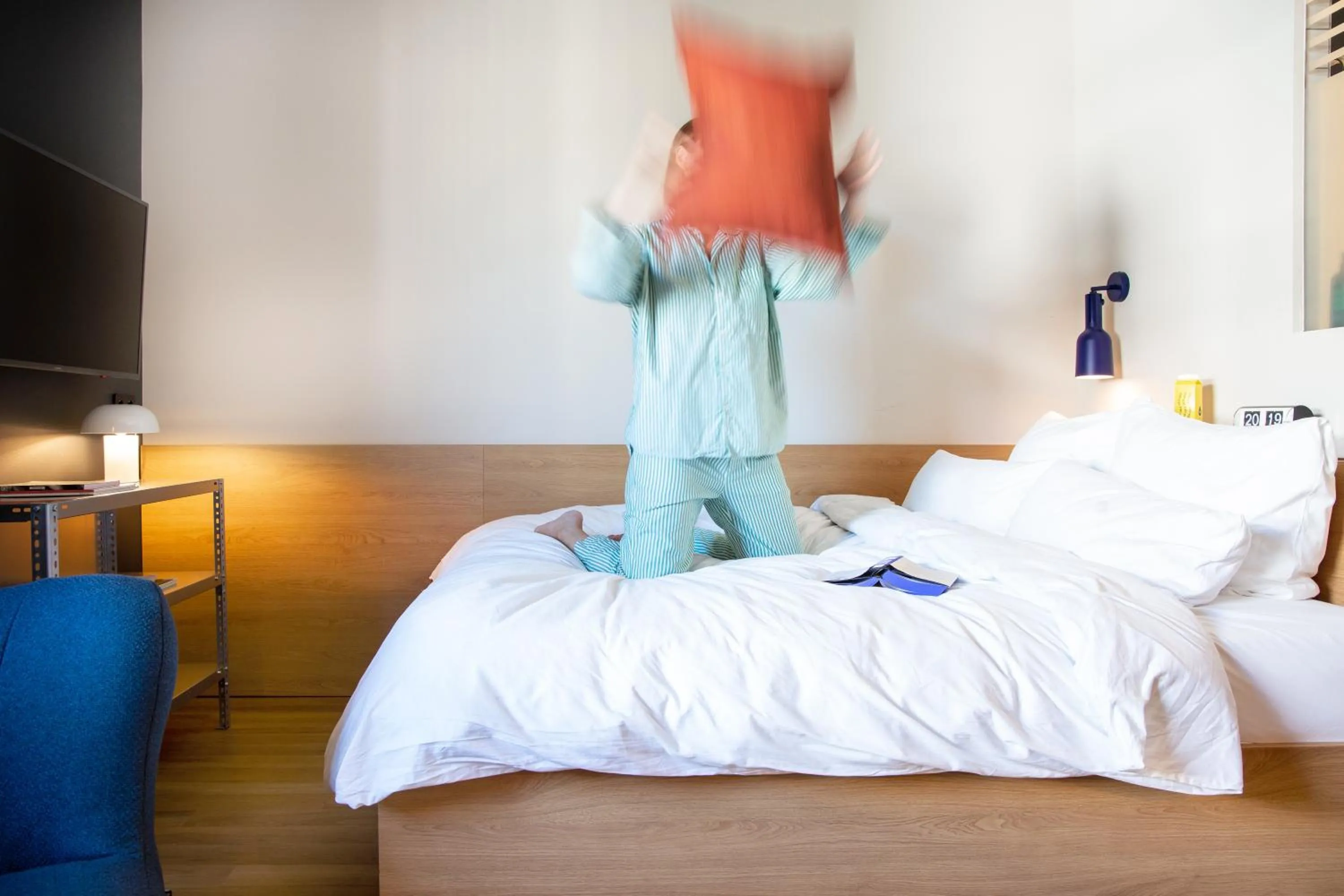 Bed in STAYERY Bielefeld Hauptbahnhof