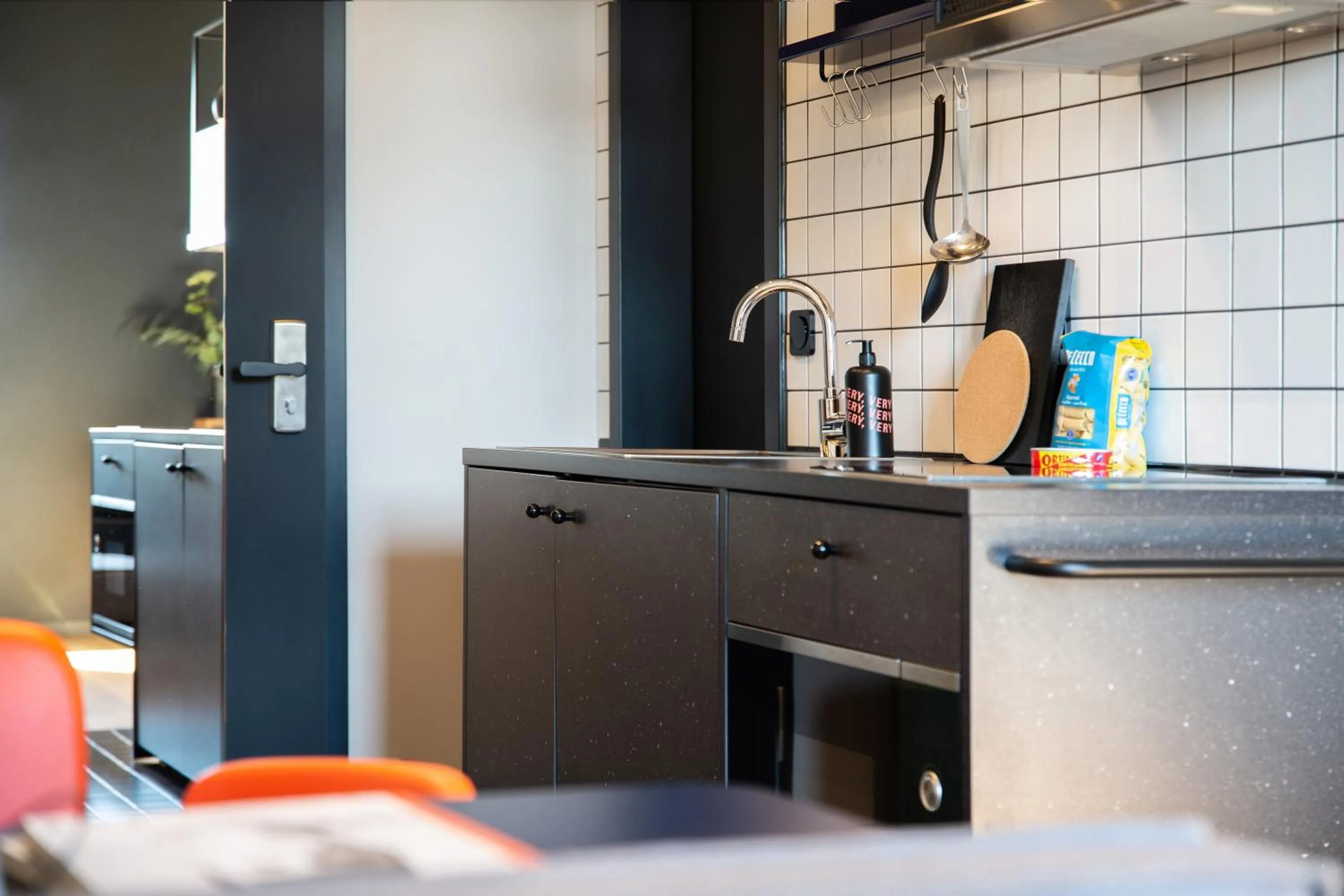 Kitchen or kitchenette in STAYERY Bielefeld Hauptbahnhof