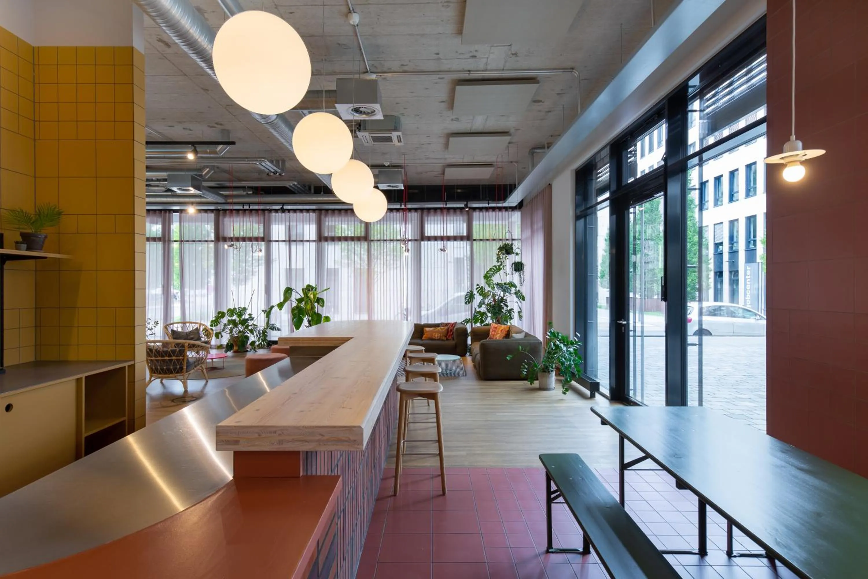 Lounge or bar in STAYERY Bielefeld Hauptbahnhof