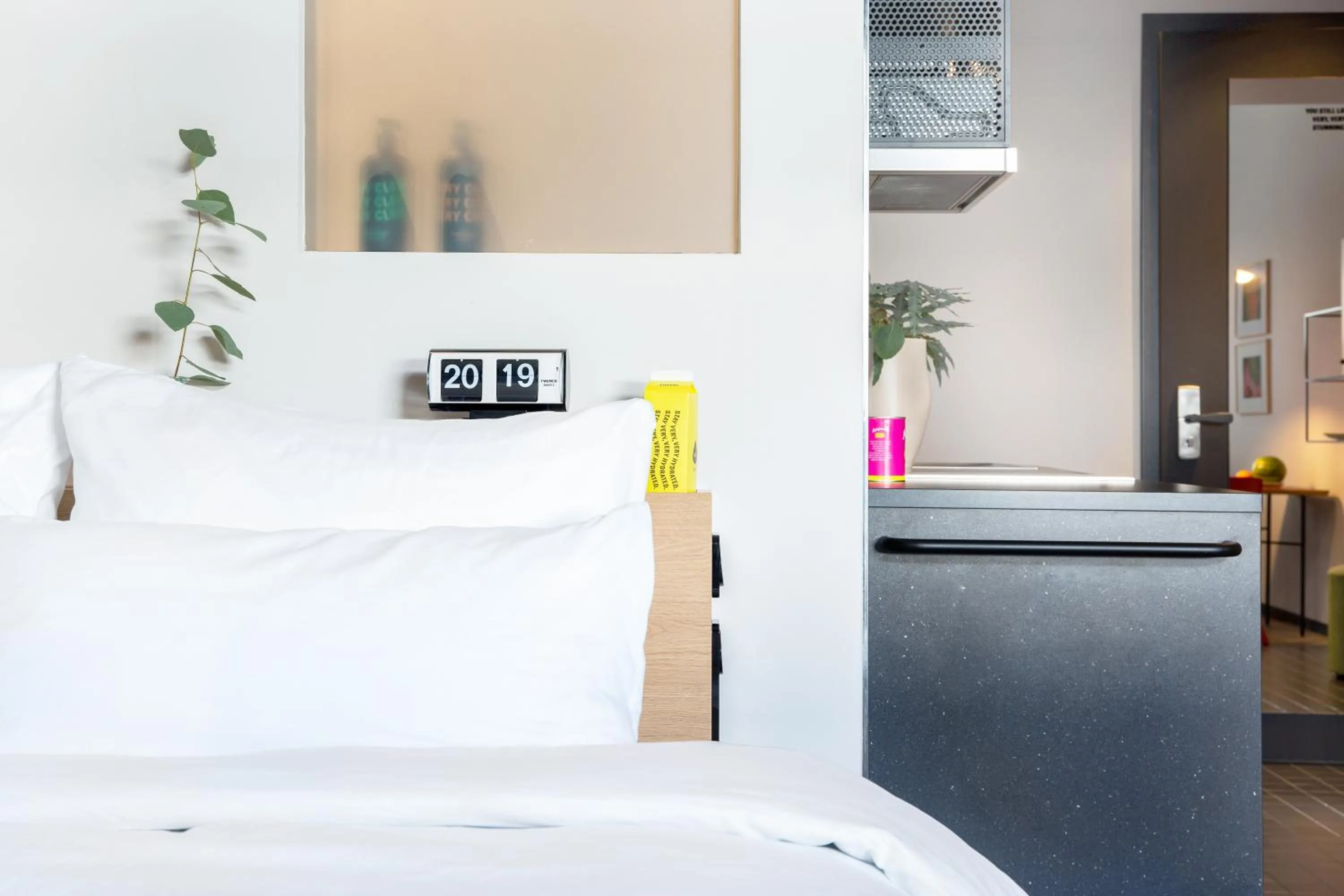 Bed in STAYERY Bielefeld Hauptbahnhof