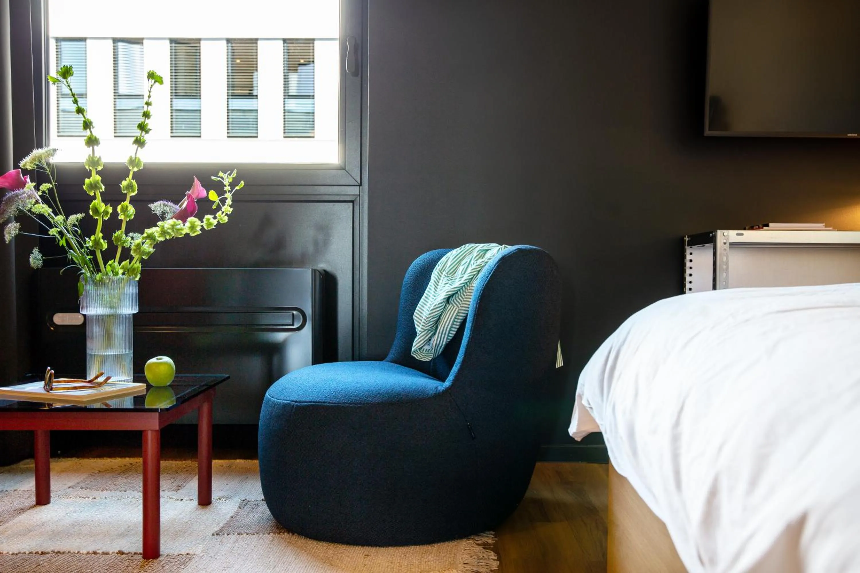 Bed in STAYERY Bielefeld Hauptbahnhof