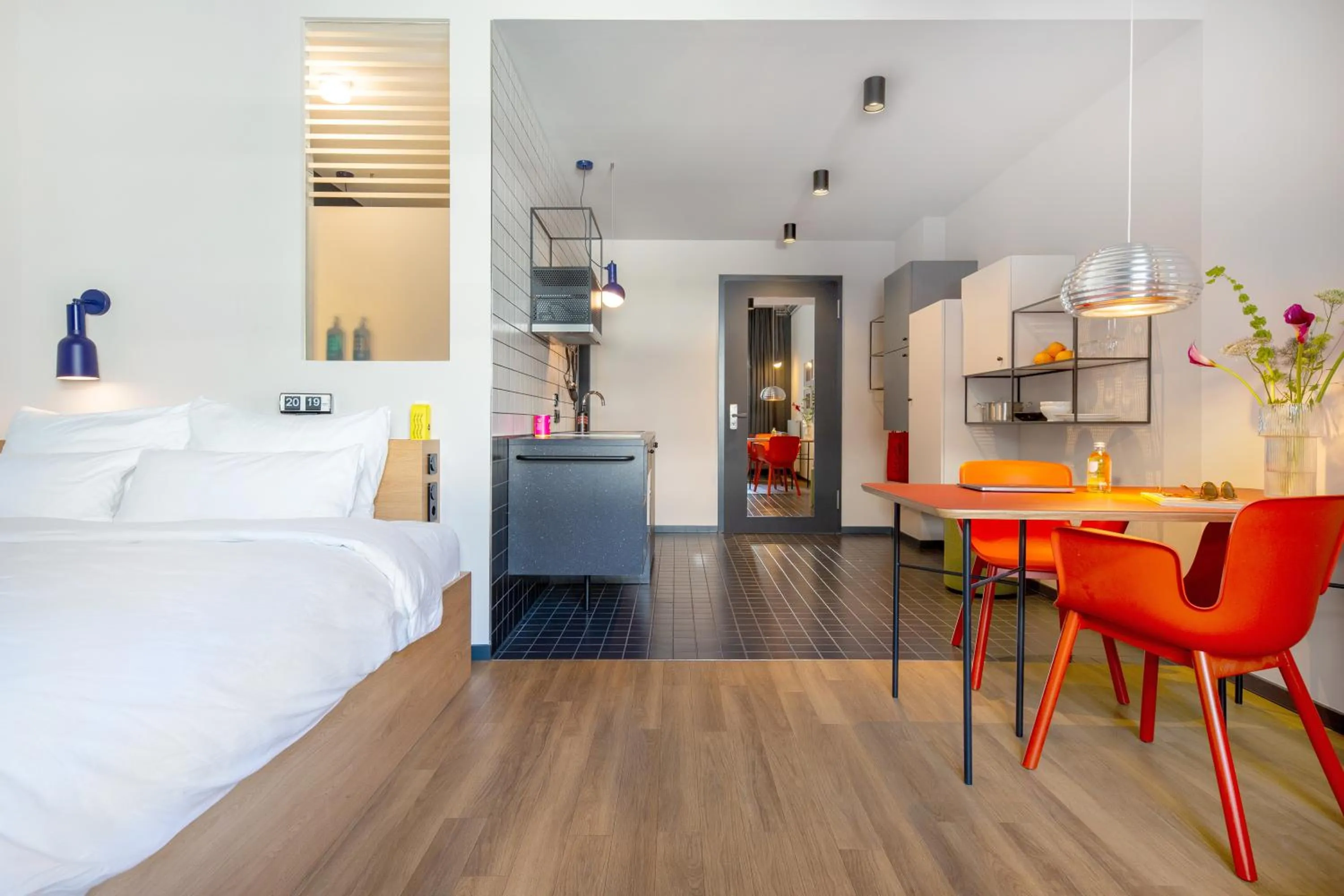 Bed in STAYERY Bielefeld Hauptbahnhof