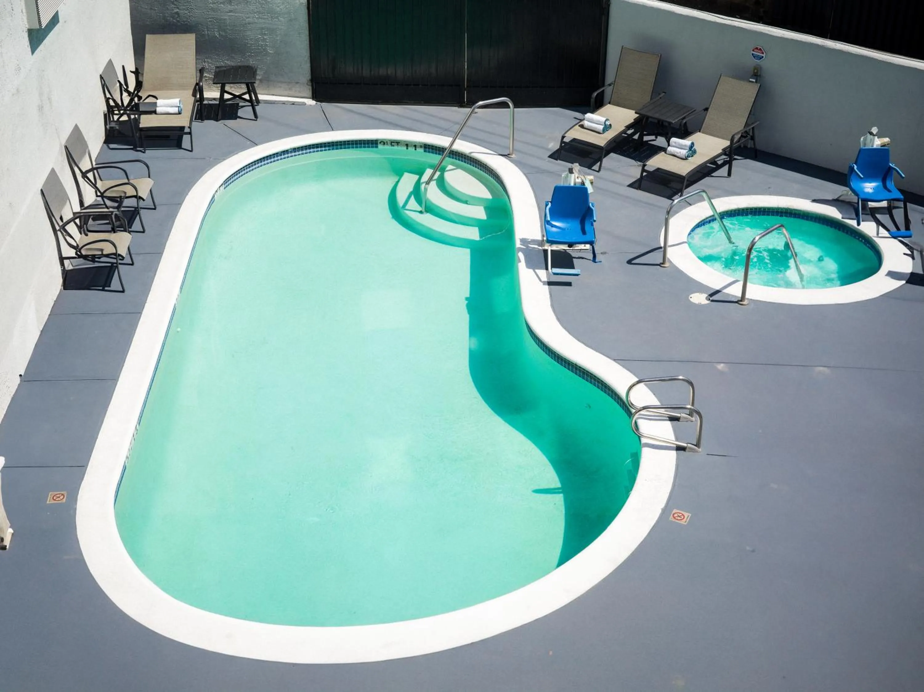 Swimming pool in Quality Inn Burbank Airport