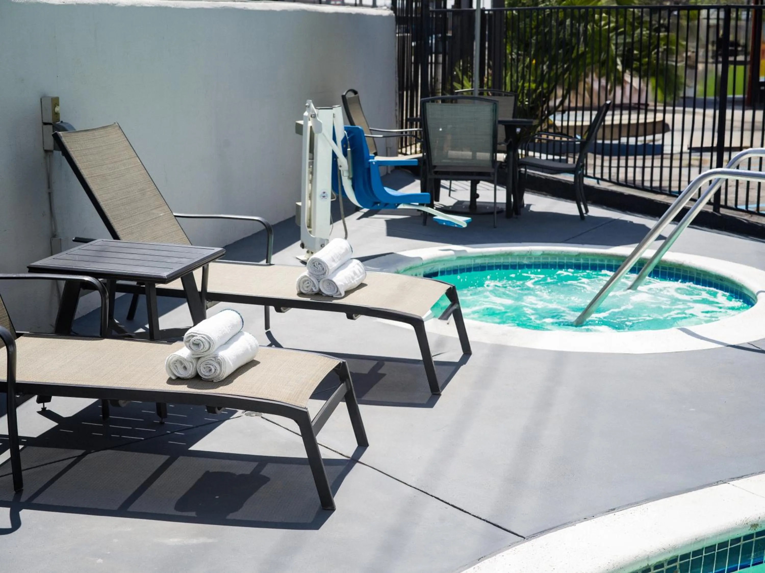 Swimming pool in Quality Inn Burbank Airport