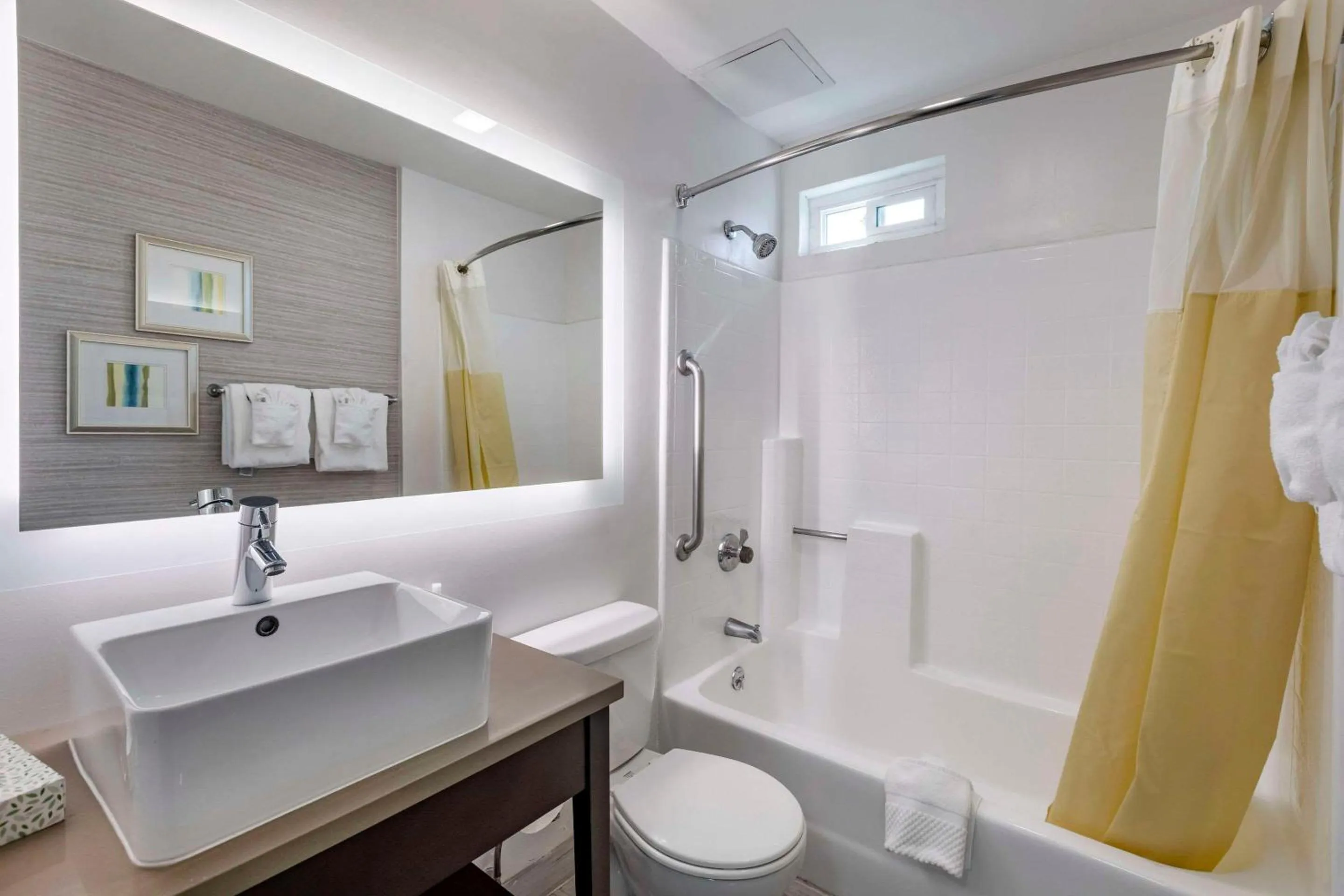 Bedroom in Quality Inn Burbank Airport