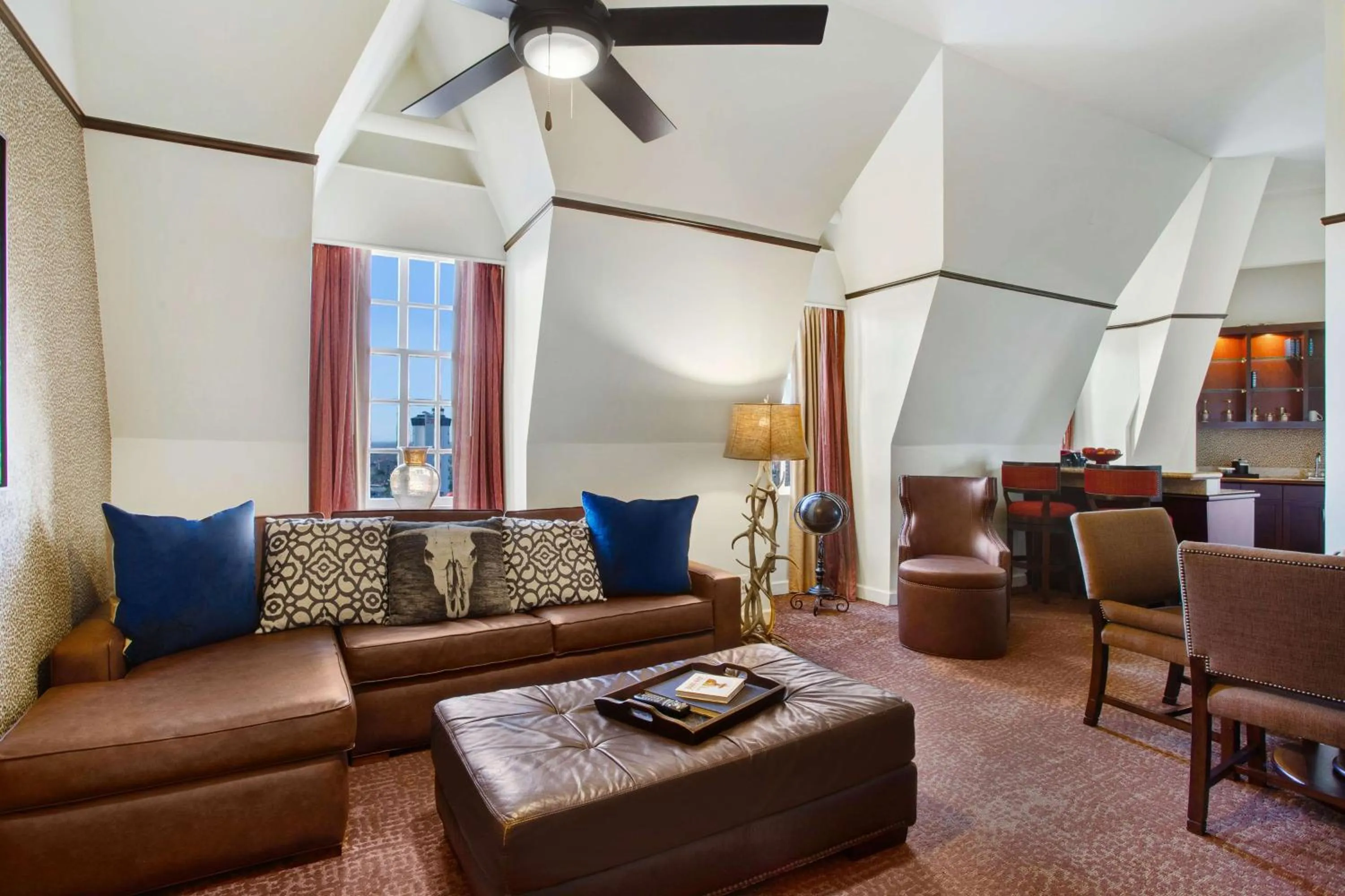 Living room in The Emily Morgan Hotel - A DoubleTree by Hilton