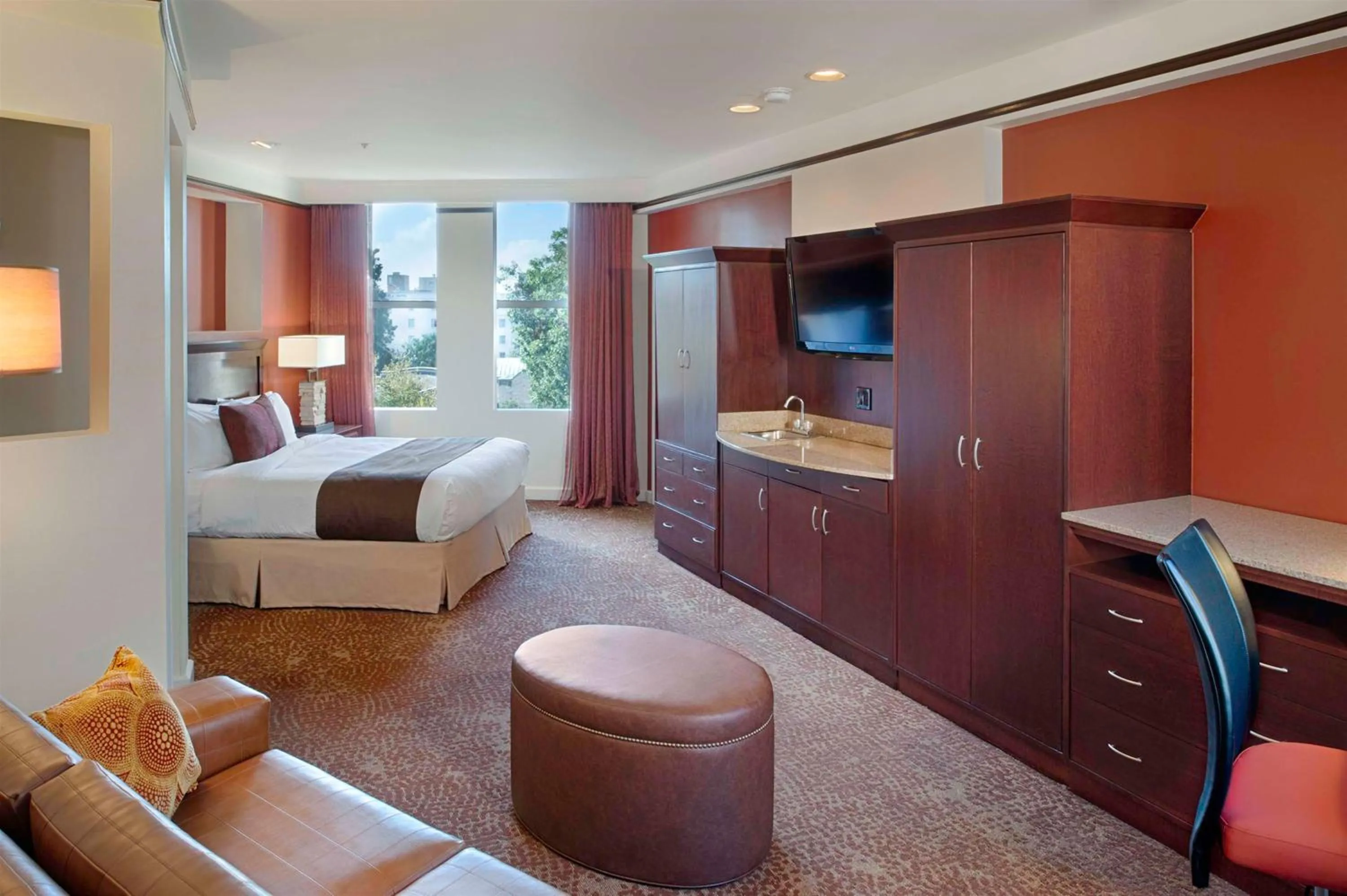 Living room, Bed in The Emily Morgan Hotel - A DoubleTree by Hilton