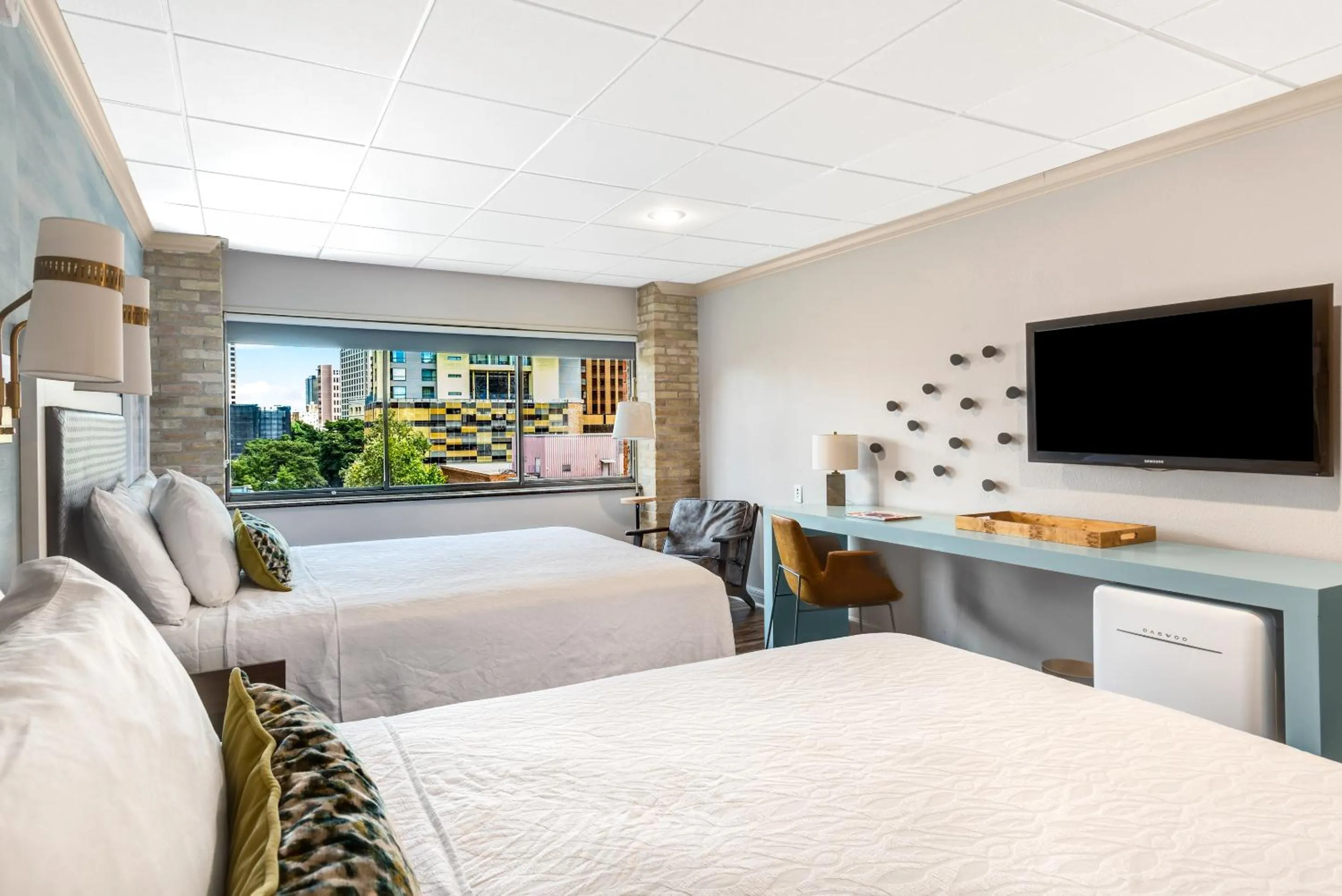 Photo of the whole room, Bed in Riverwalk Plaza Hotel