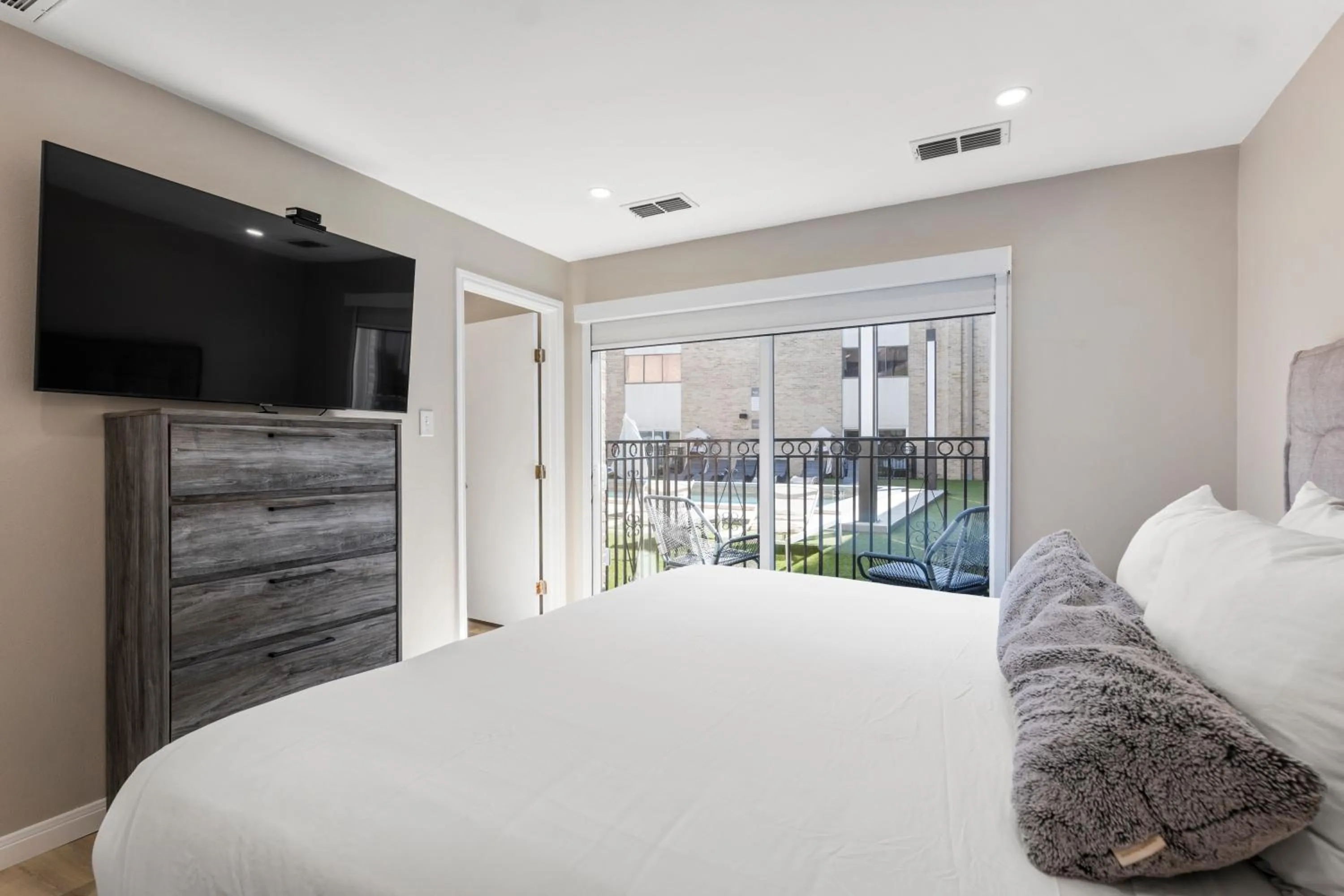 Bed in Riverwalk Plaza Hotel