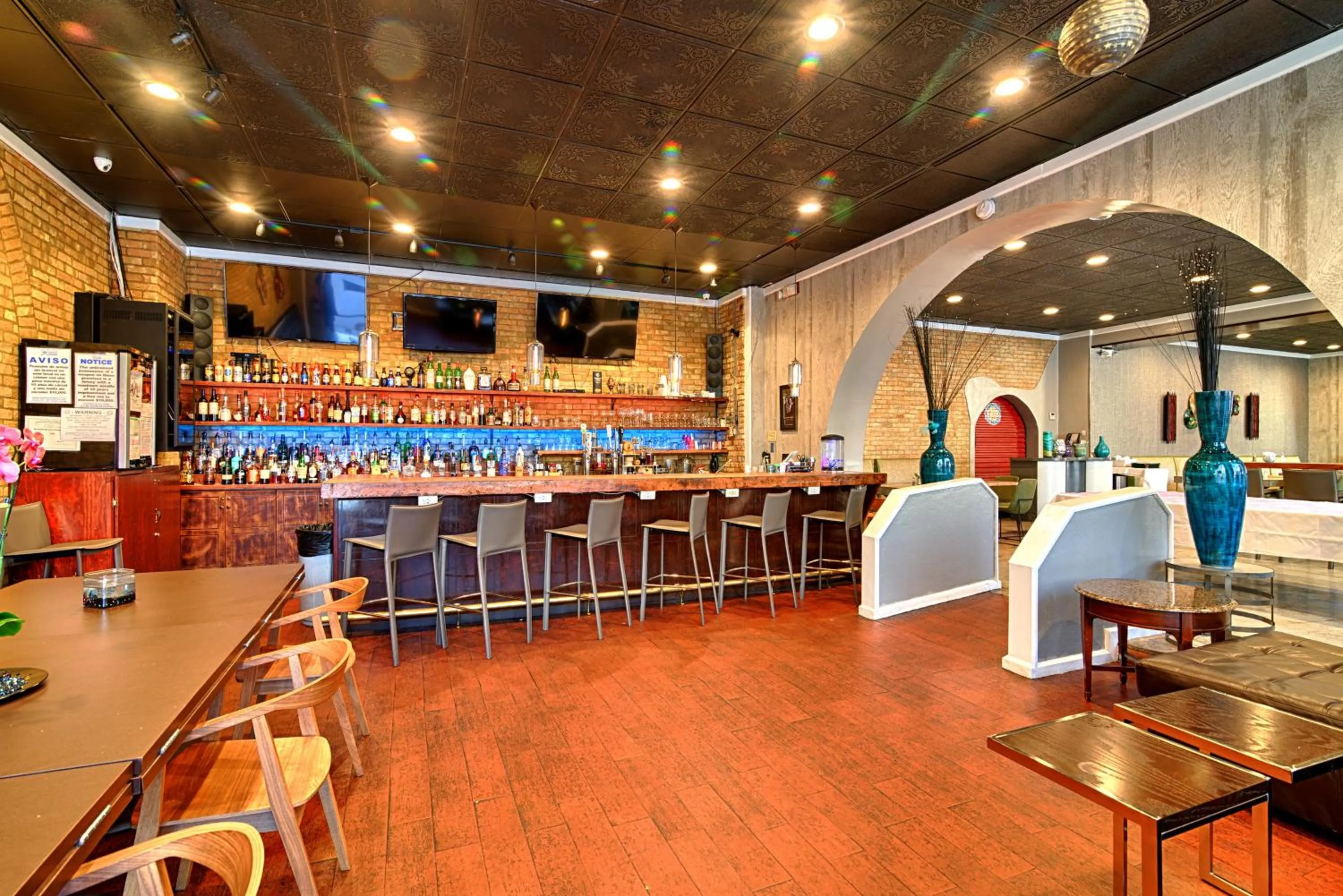 Lounge or bar in Riverwalk Plaza Hotel