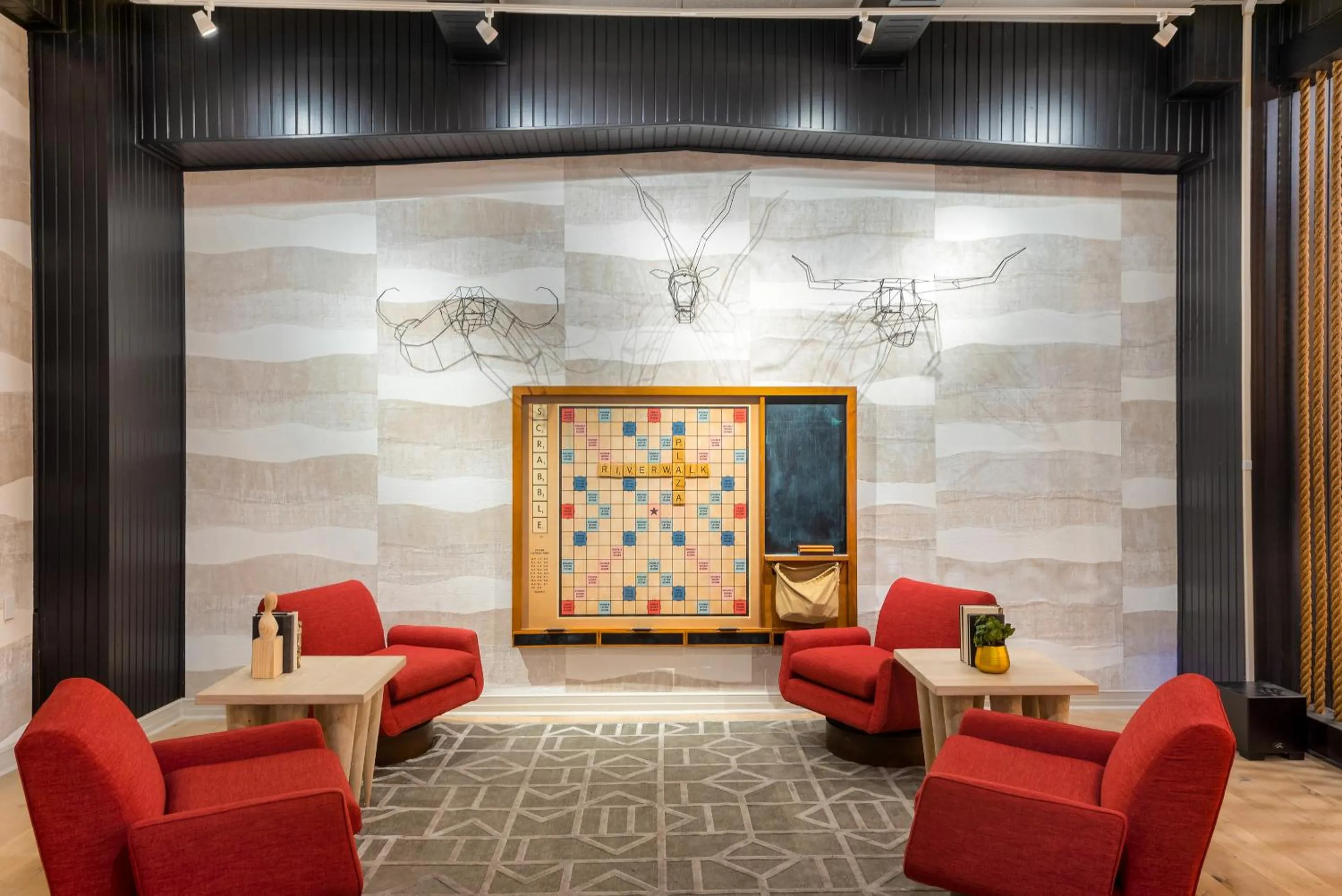 Communal lounge/ TV room in Riverwalk Plaza Hotel