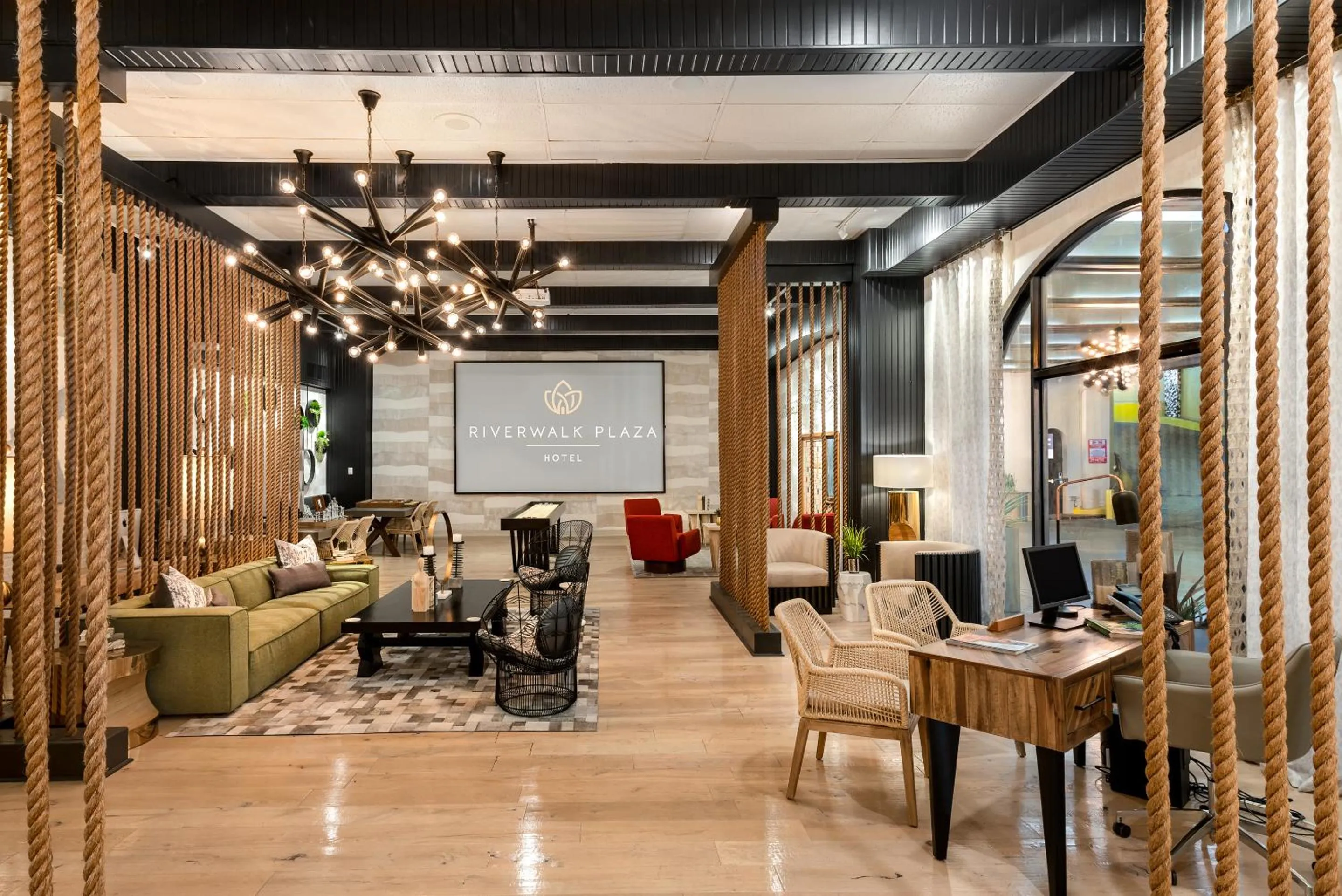 Communal lounge/ TV room in Riverwalk Plaza Hotel