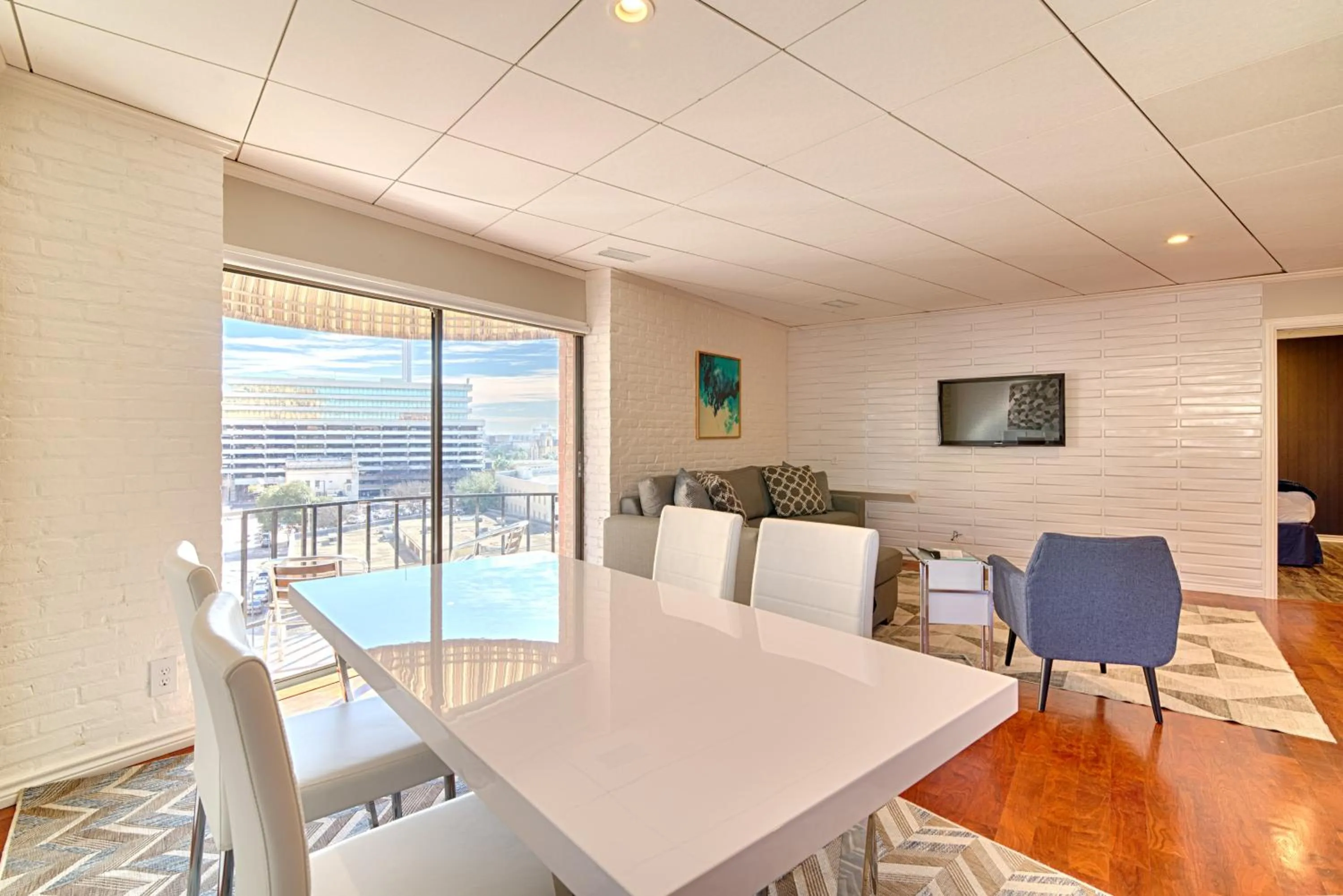 Living room in Riverwalk Plaza Hotel