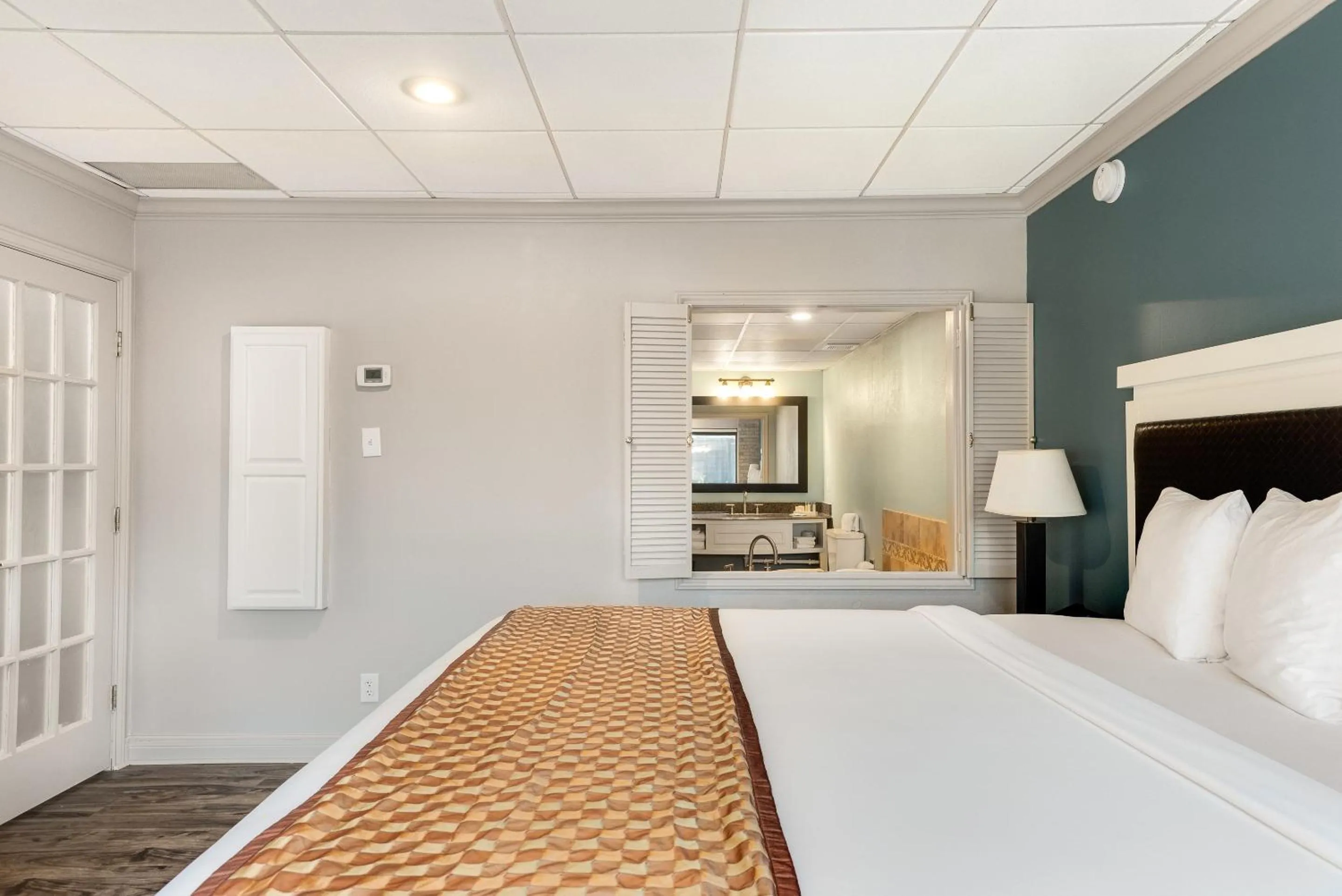 Bed in Riverwalk Plaza Hotel