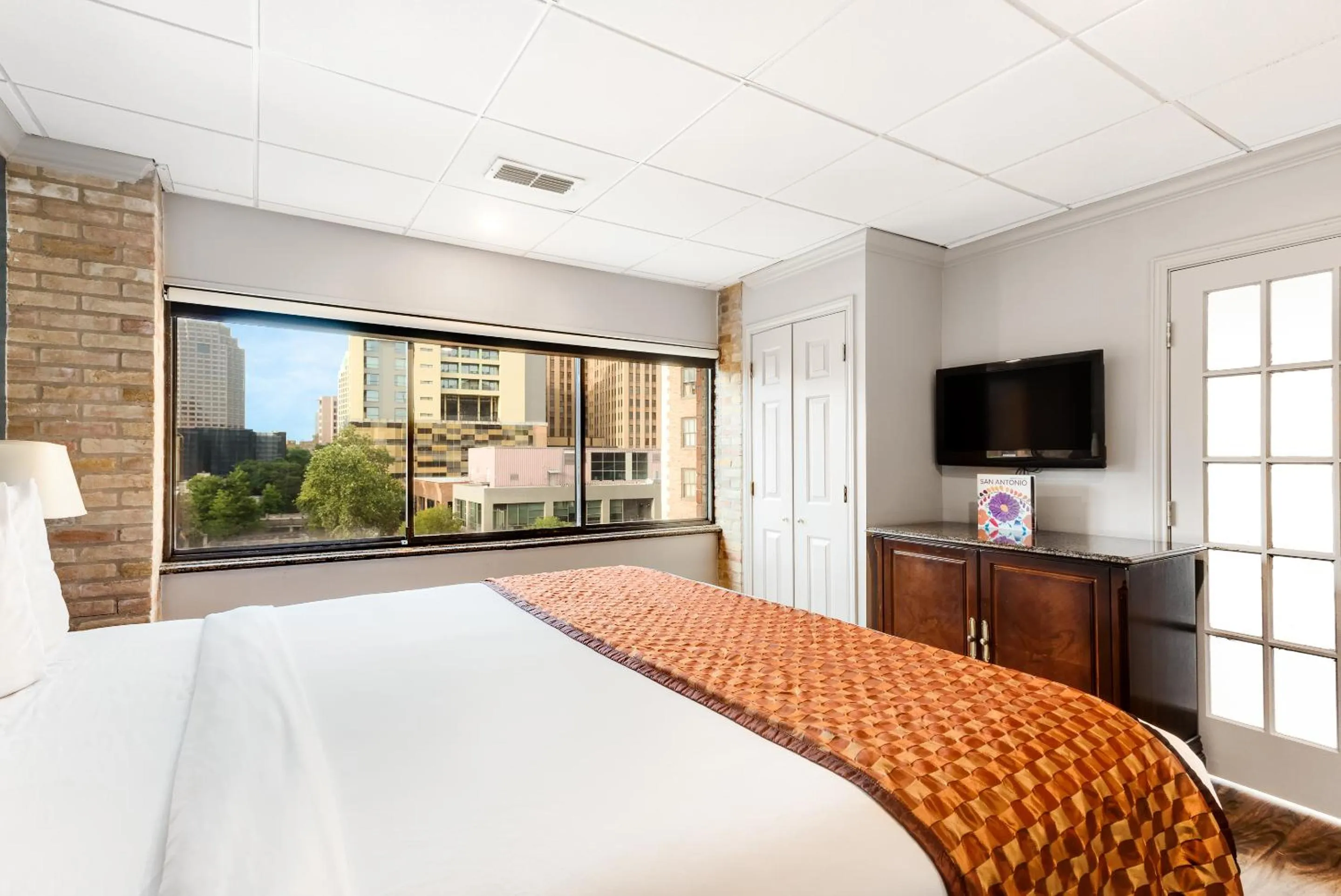 Bed in Riverwalk Plaza Hotel