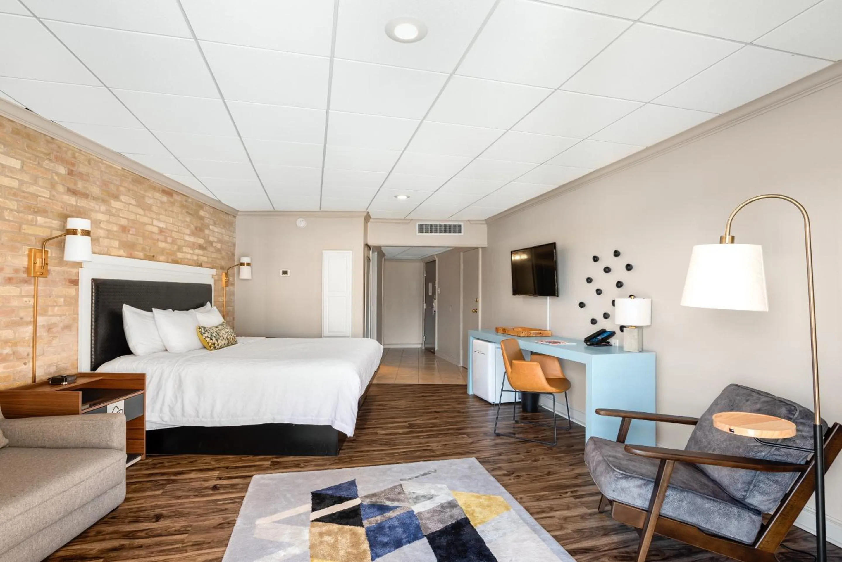 Bed in Riverwalk Plaza Hotel