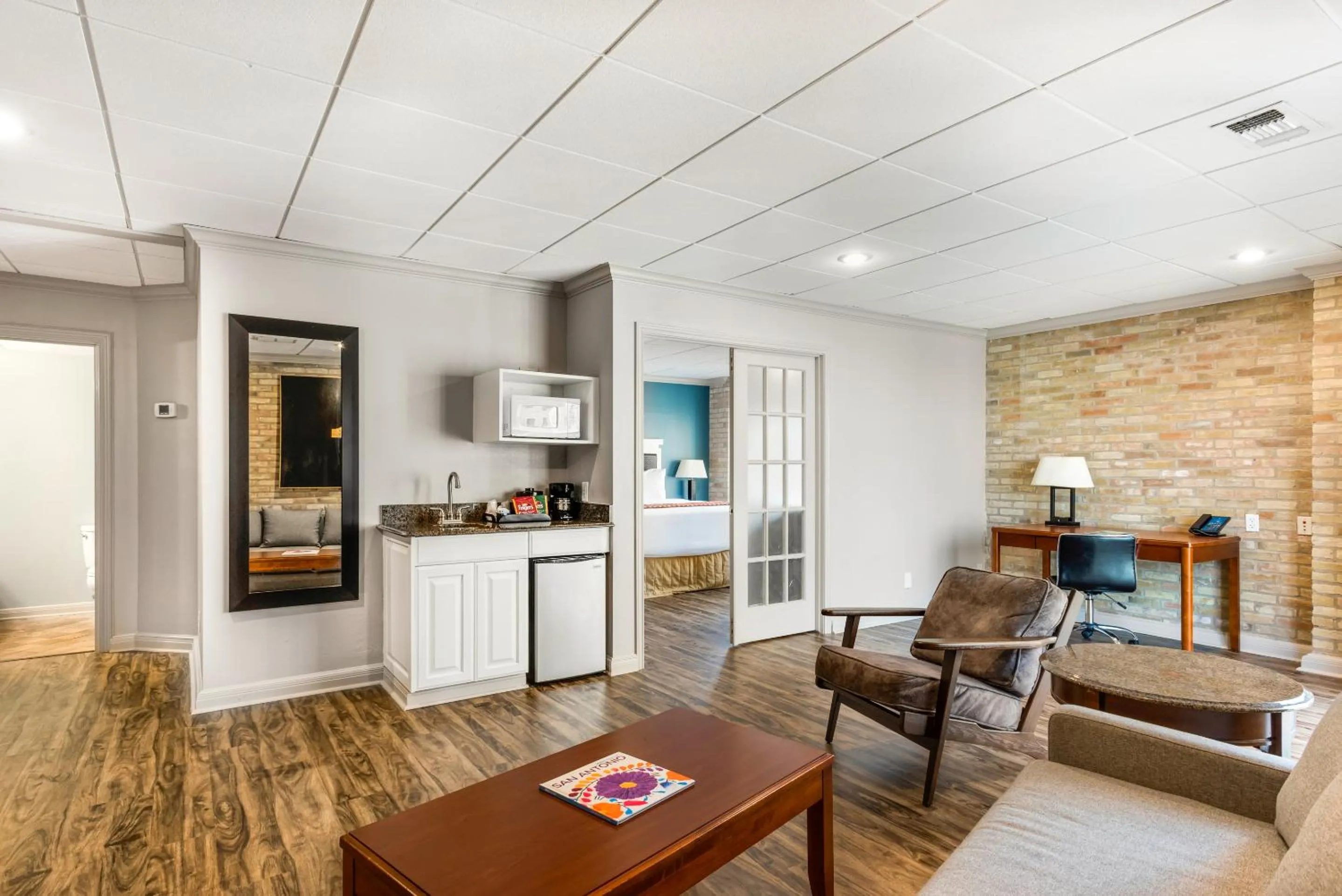 Riverwalk Plaza Hotel