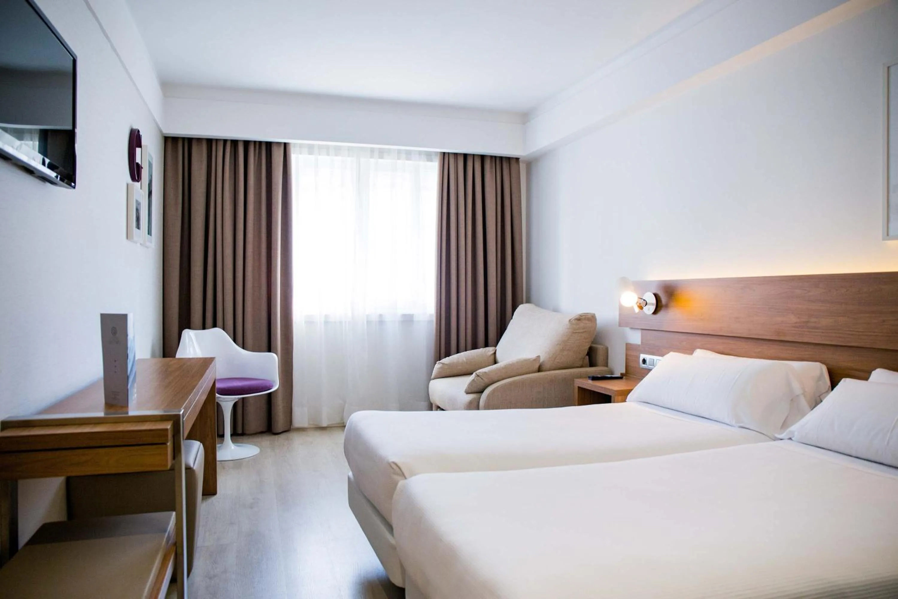 Photo of the whole room, Bed in Hotel Gelmírez