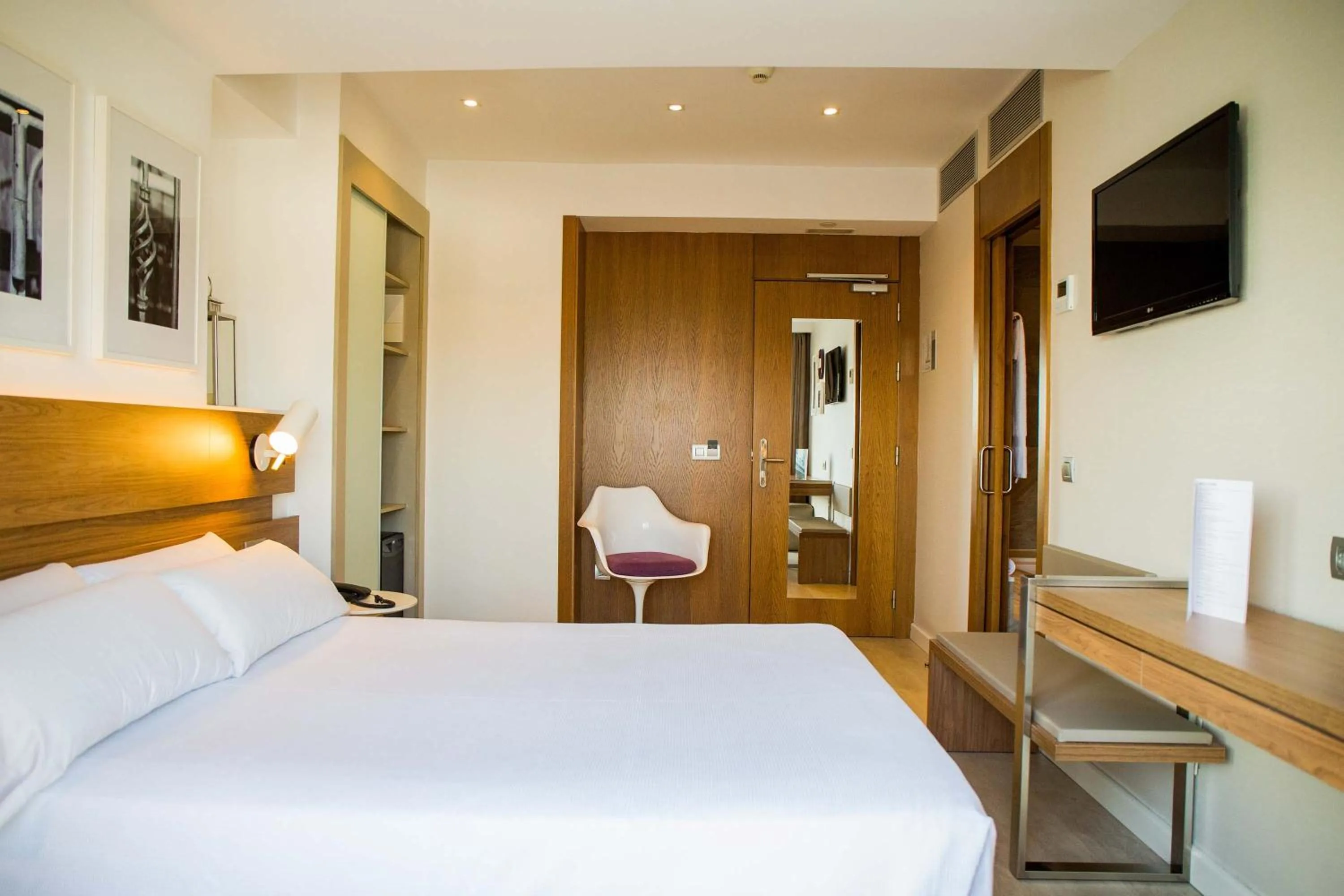 Bedroom, Bed in Hotel Gelmírez