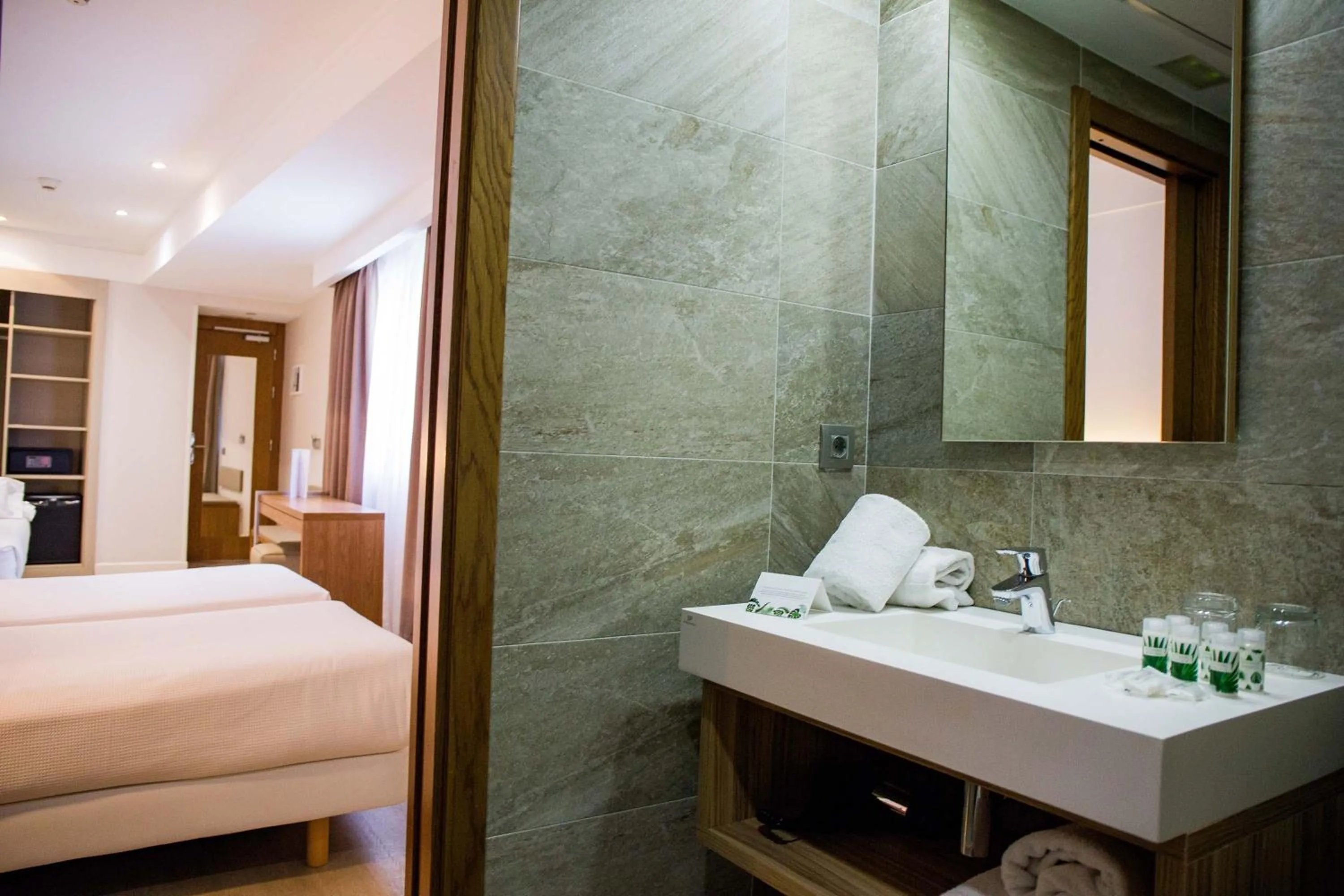 Bathroom, Bed in Hotel Gelmírez