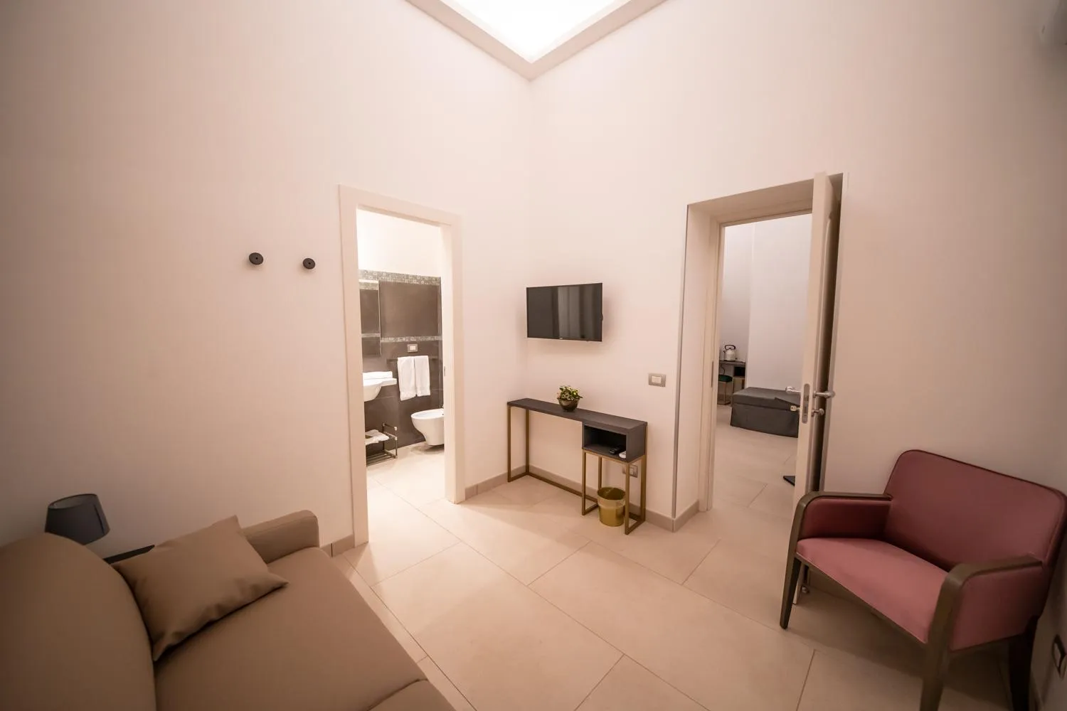 Communal lounge/ TV room in B&B Napoli Time