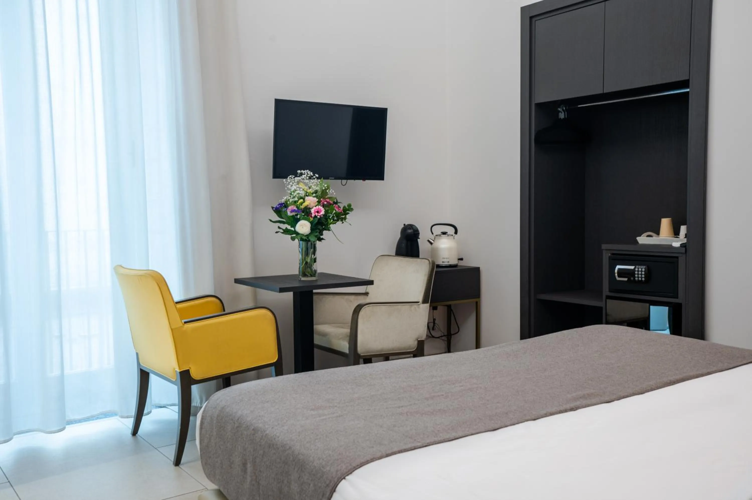 View (from property/room), Bed in B&B Napoli Time