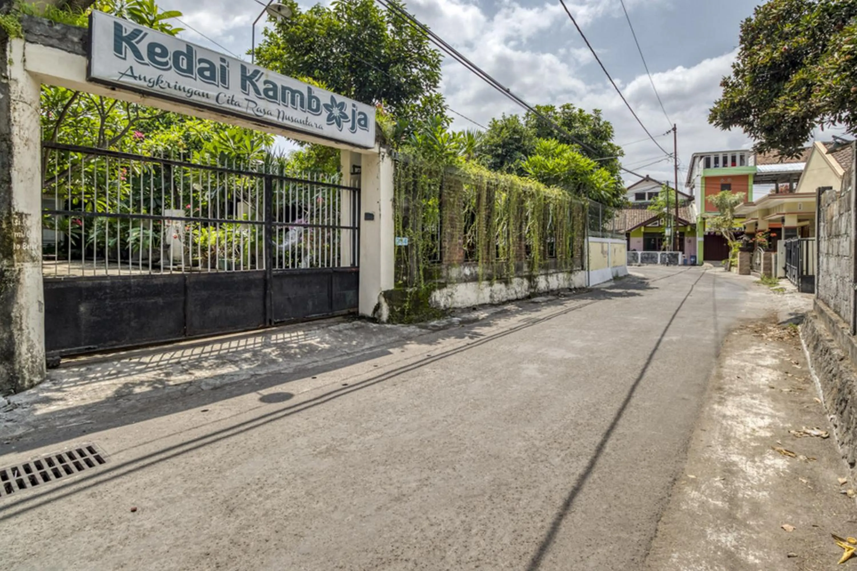 Property logo or sign in RedDoorz Hostel near Adisucipto Airport Yogyakarta