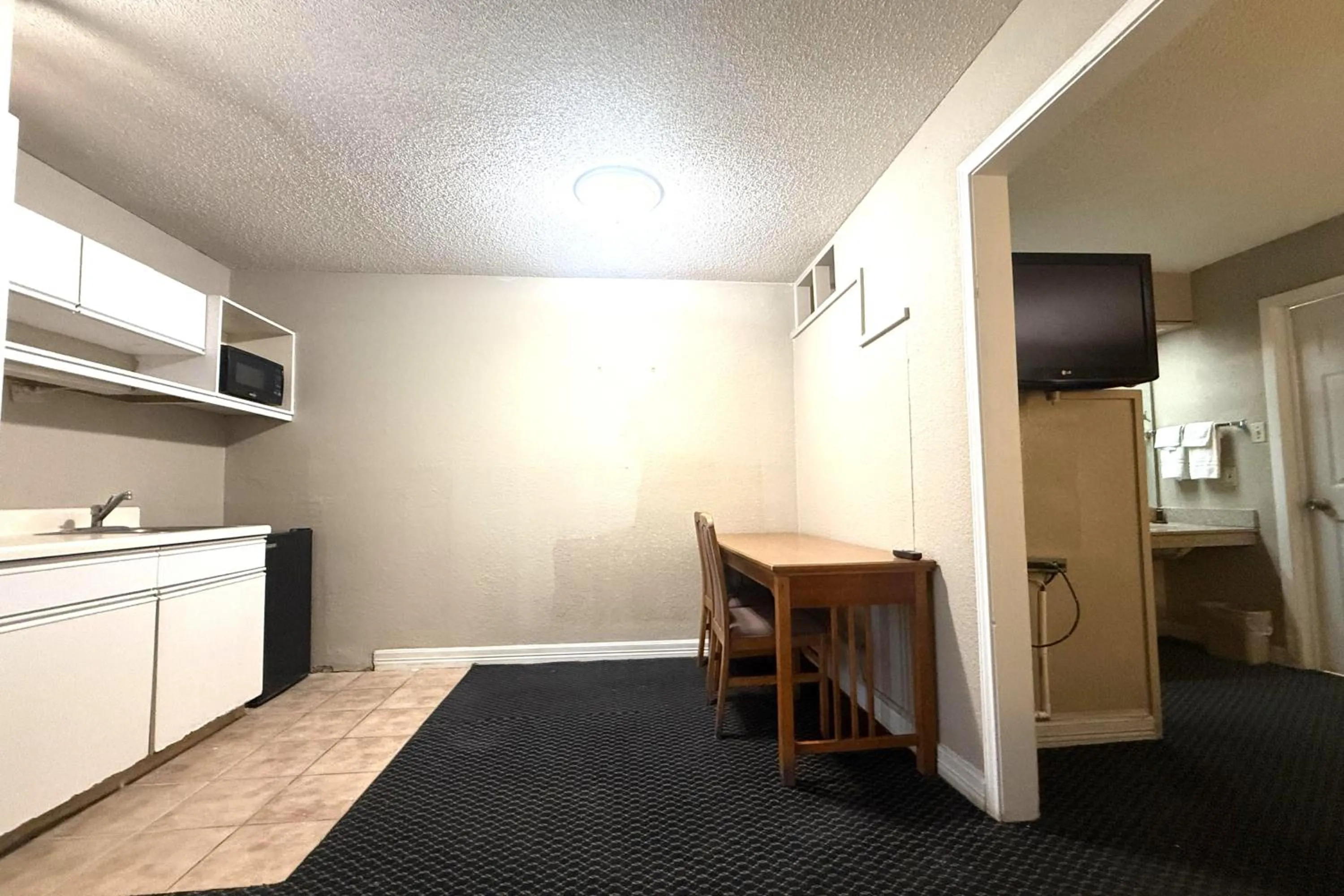 Kitchen or kitchenette in Homegate Studios & Suites San Antonio Medical Center