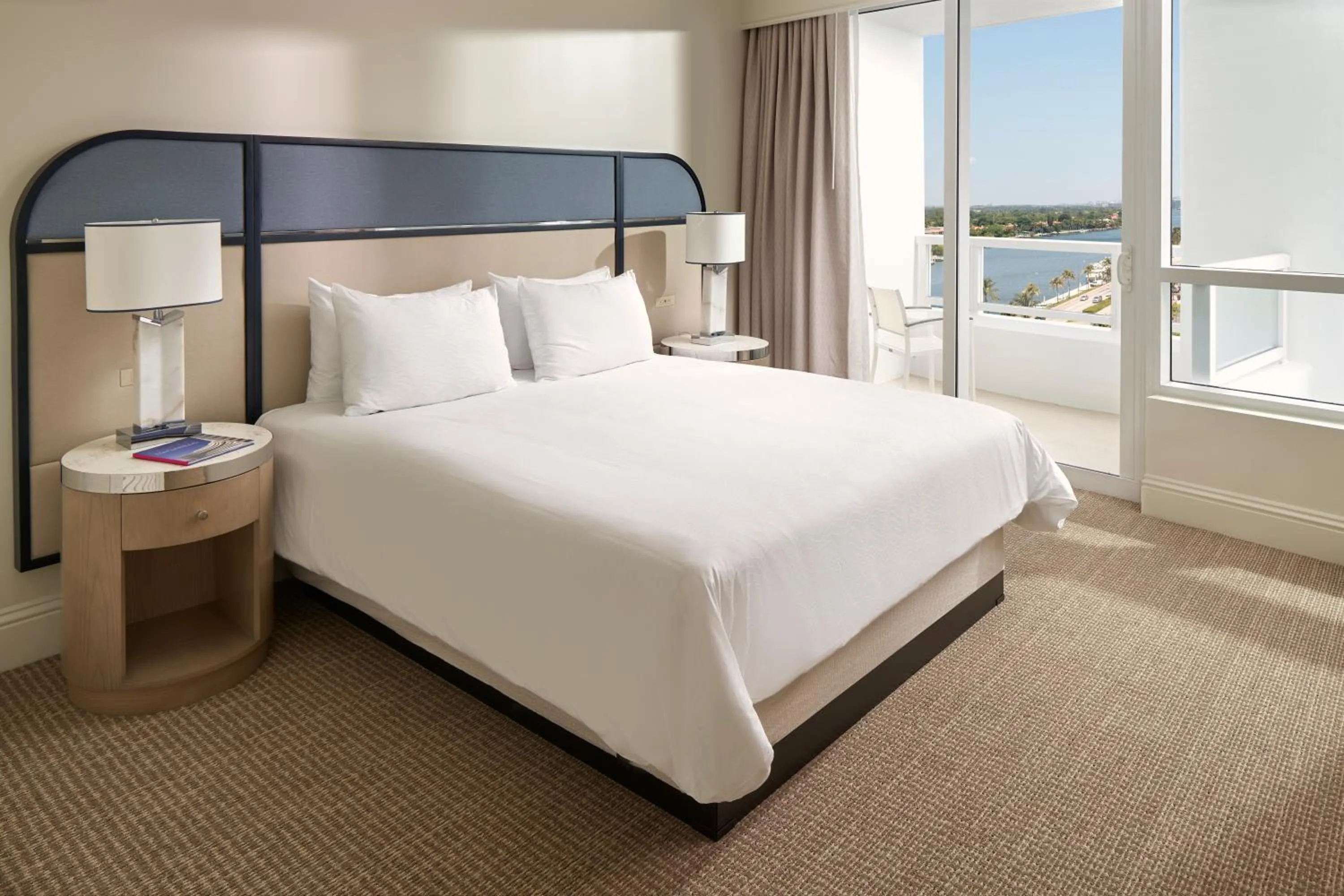 Bedroom, Bed in Fontainebleau Miami Beach