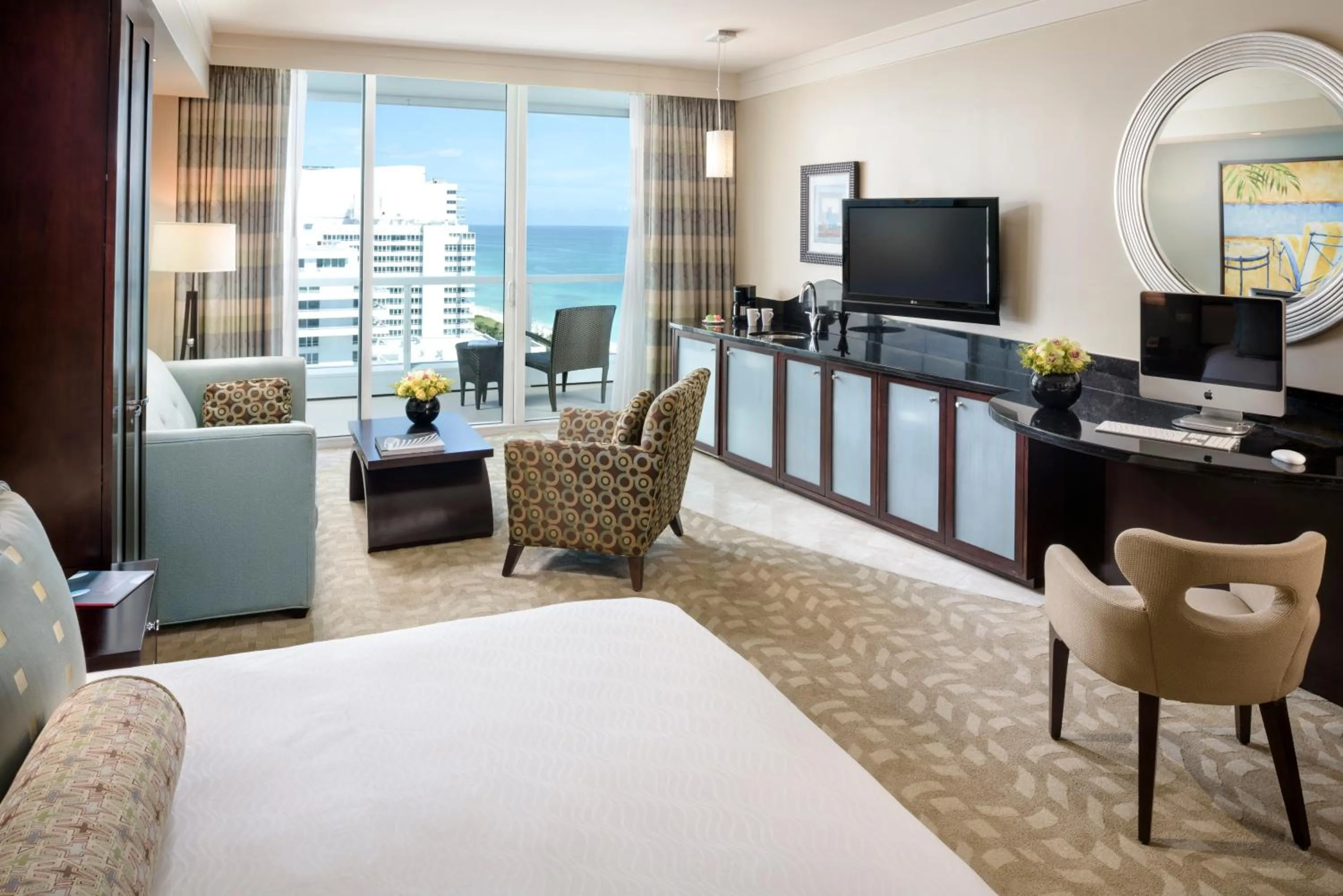 Photo of the whole room, Bed in Fontainebleau Miami Beach