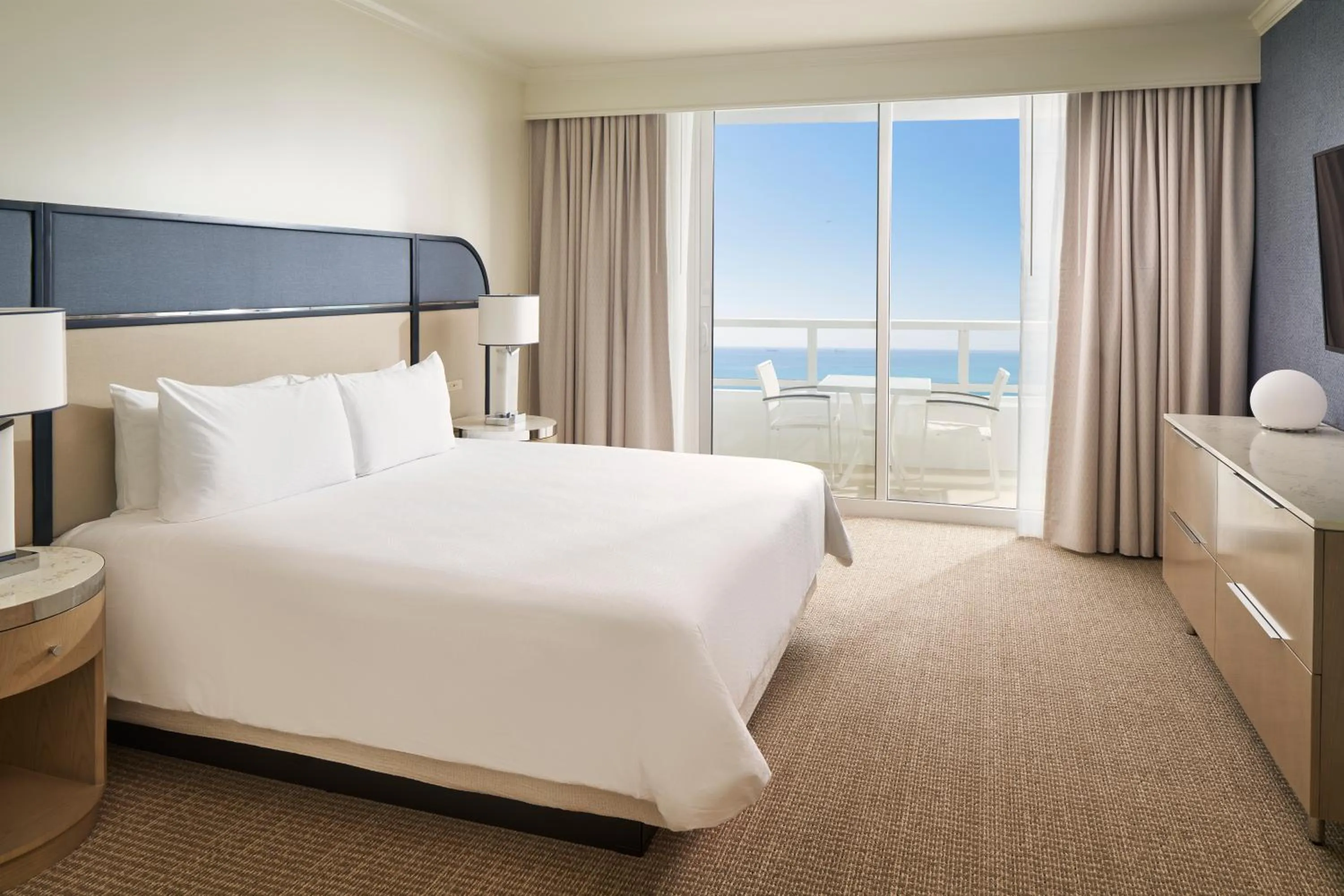 Bedroom, Bed in Fontainebleau Miami Beach