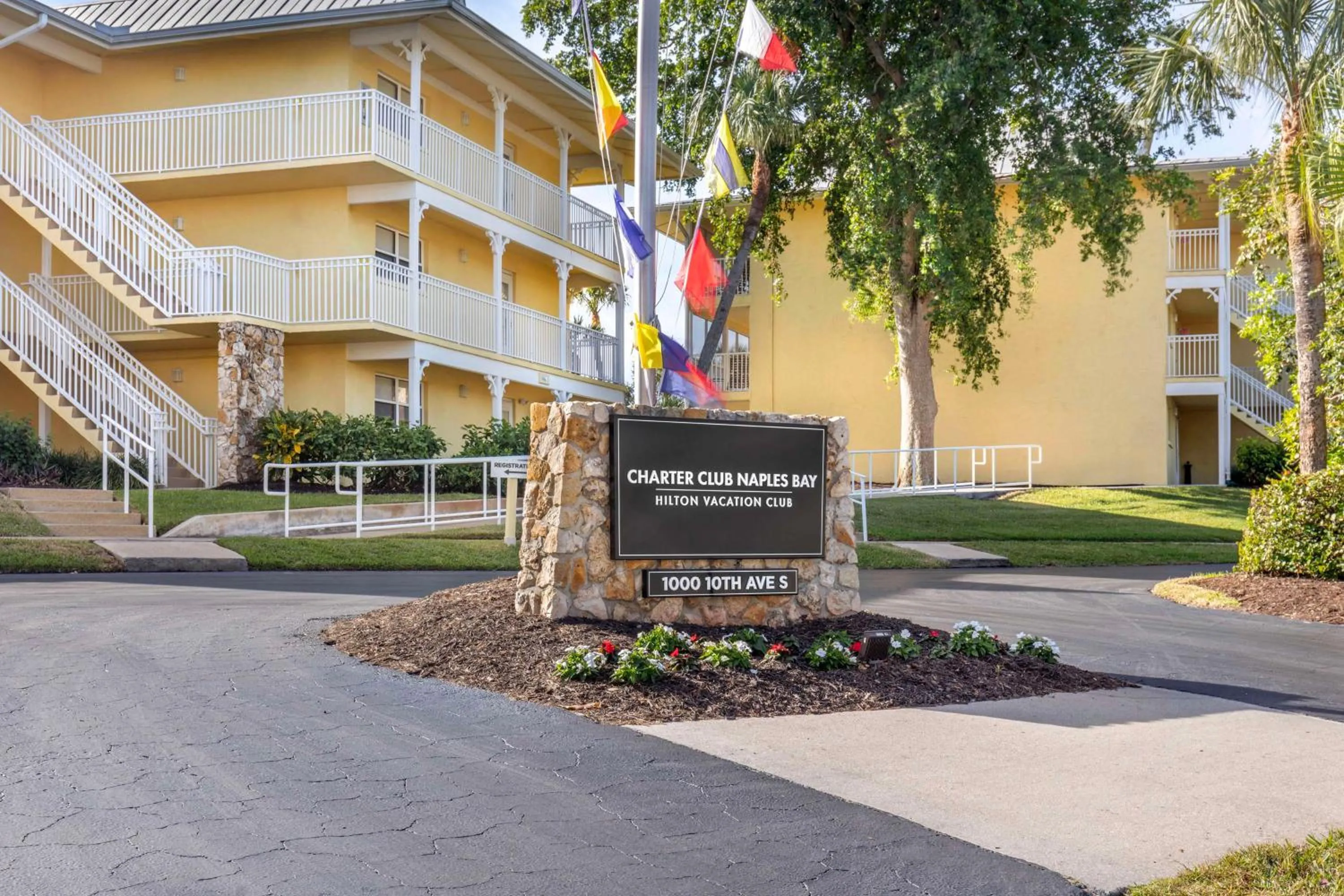 Property building in Hilton Vacation Club Charter Club Naples Bay