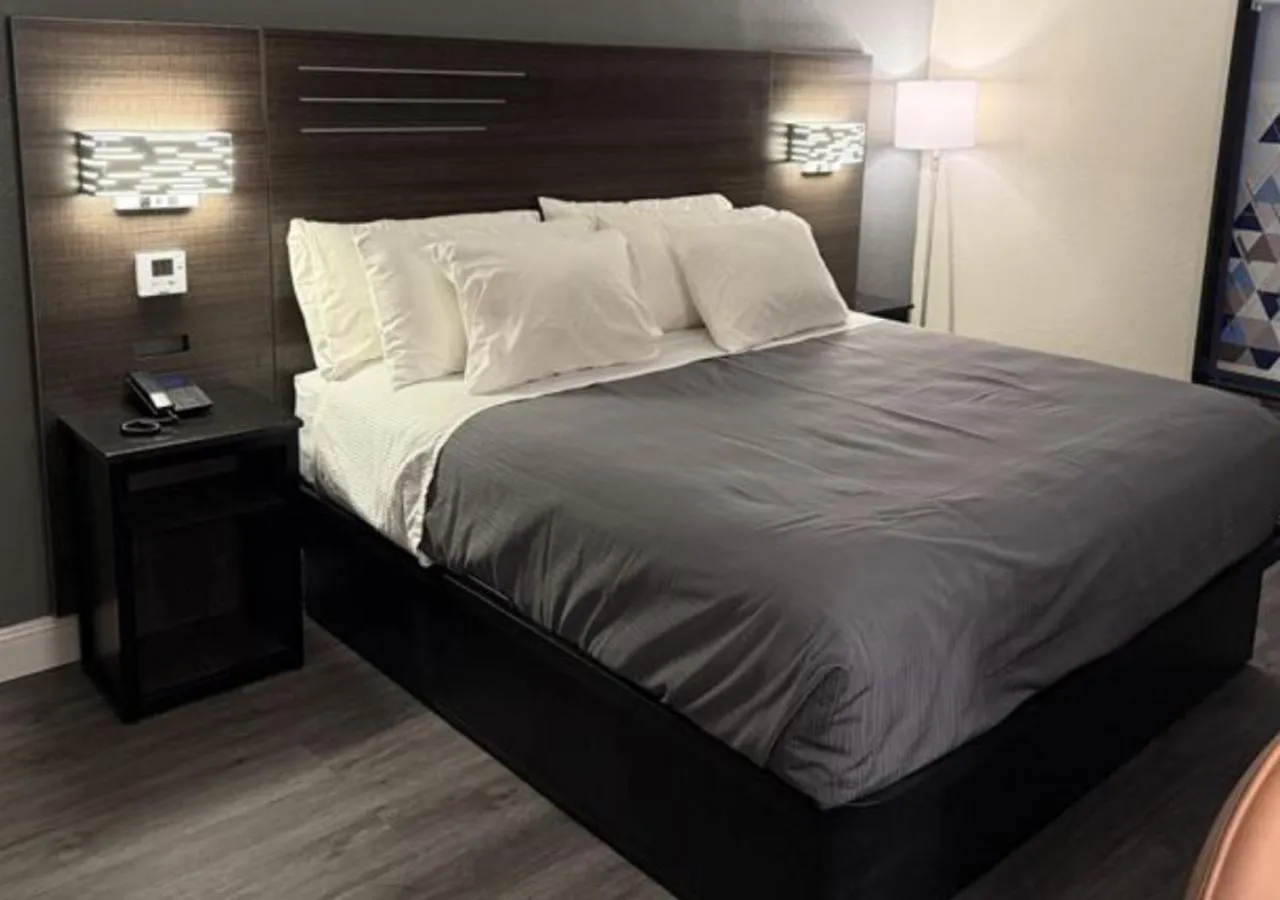 room service, Bed in Lx Hotel, Powered by ACW Circle