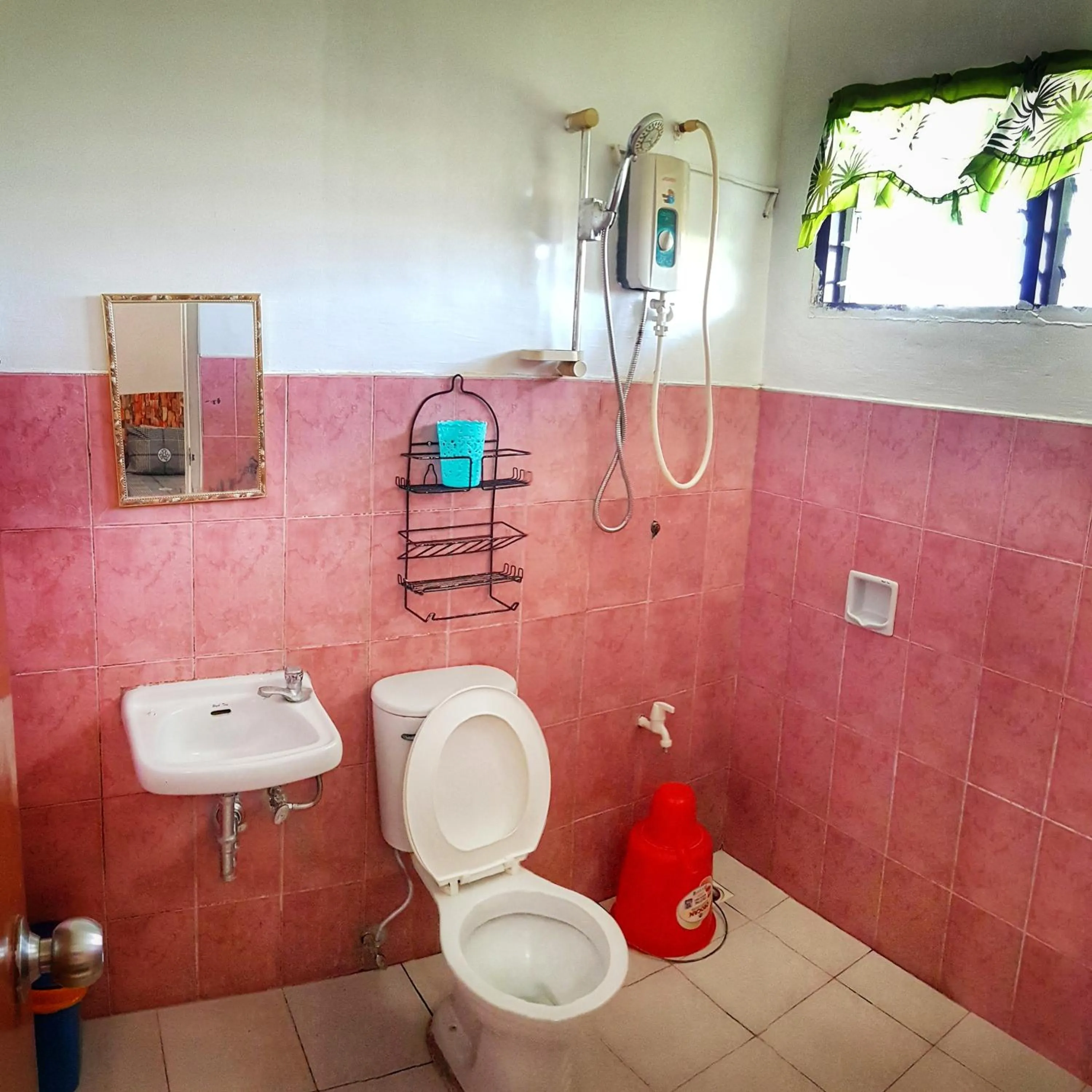 Shower in WHITE BEACH GUEST HOUSE