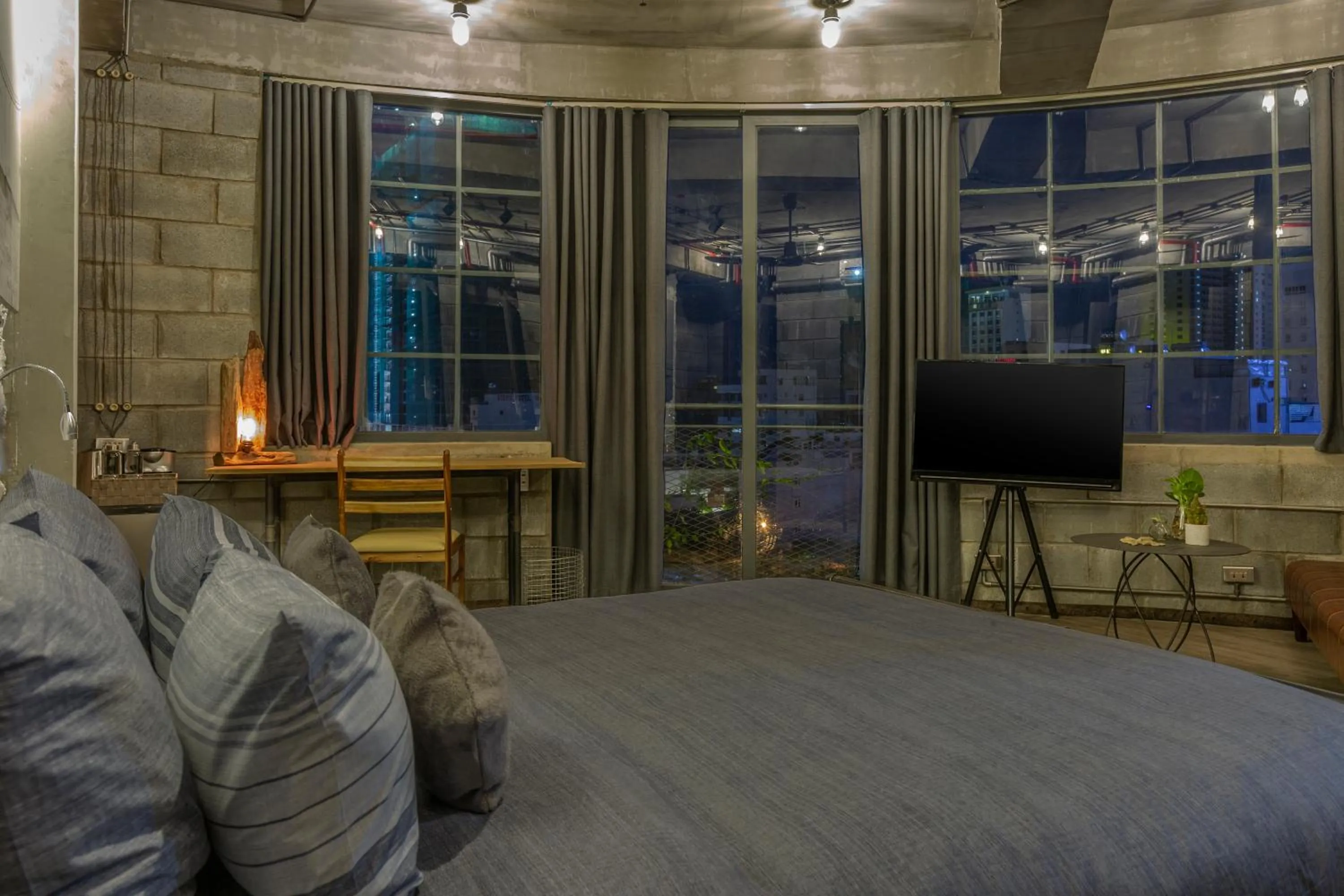 Photo of the whole room, Bed in Bridges Danang Boutique Hotel