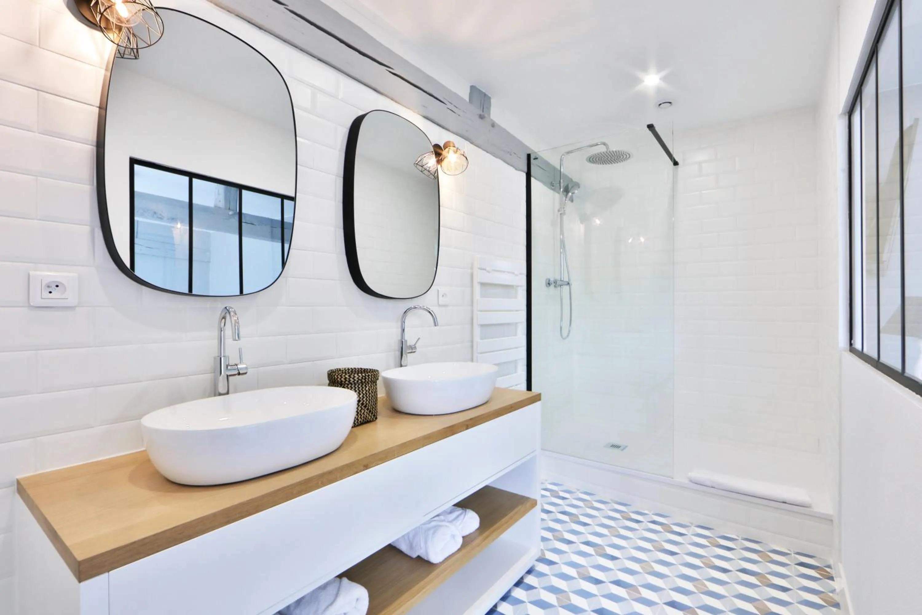 Shower in Logis Hôtel & Restaurant du Sauvage