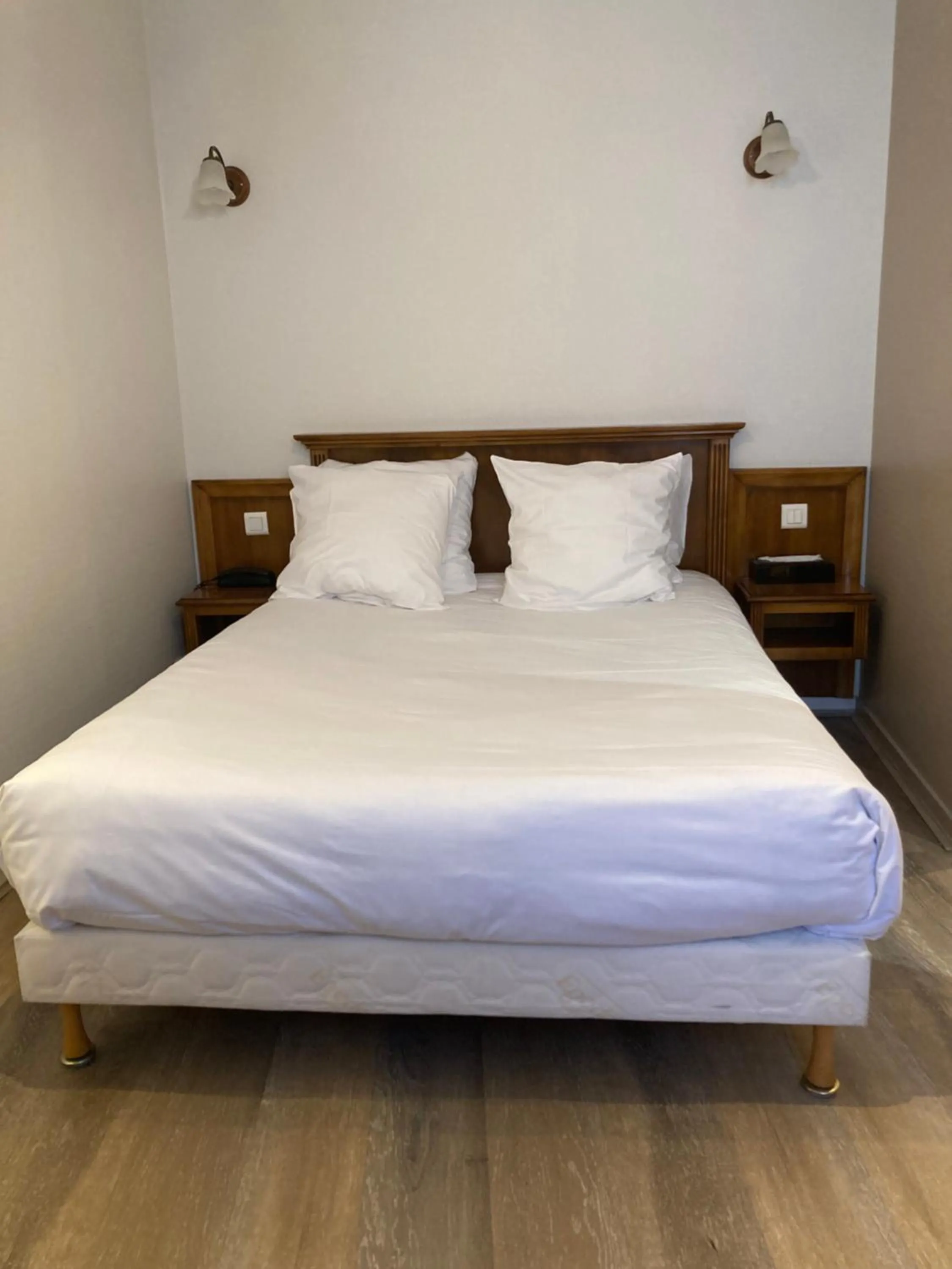 Bed in Logis Hôtel & Restaurant du Sauvage