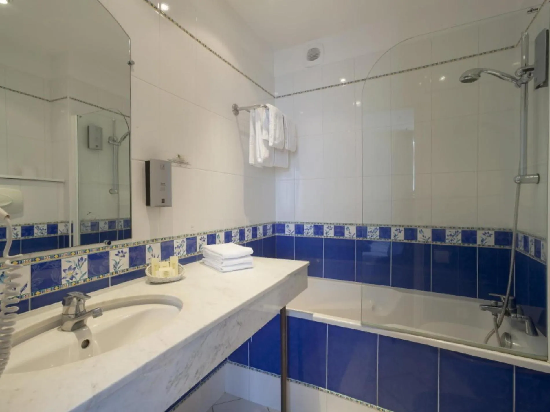 Bathroom in Logis Hôtel & Restaurant du Sauvage