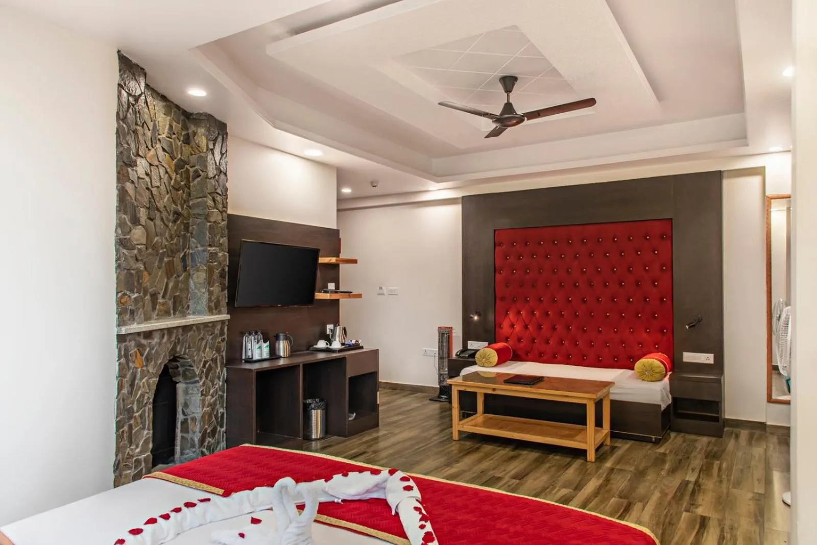 Photo of the whole room, Bed in Kanishka Retreat Resort Chail