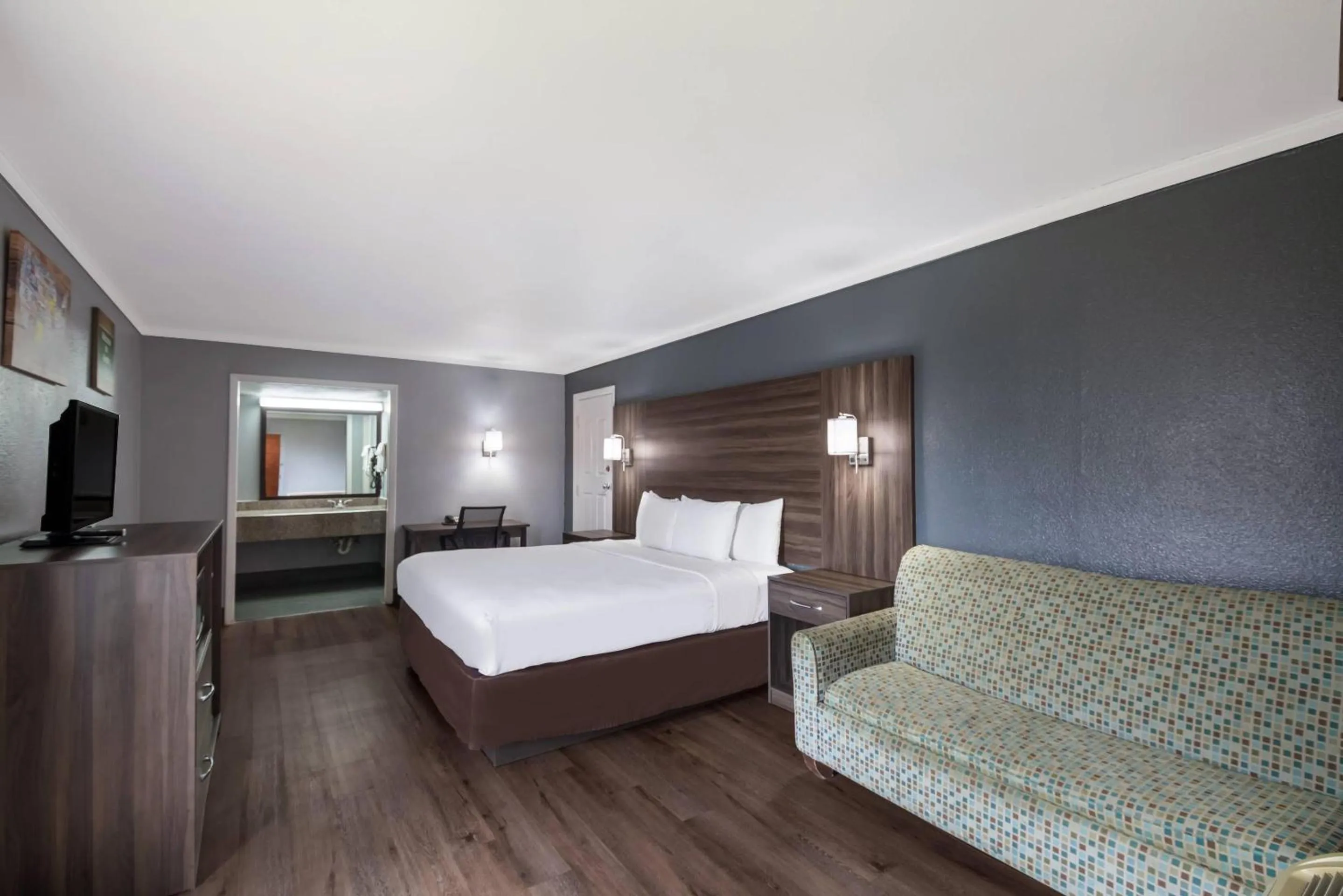 Bedroom, Bed in Econo Lodge Austin North near The Domain