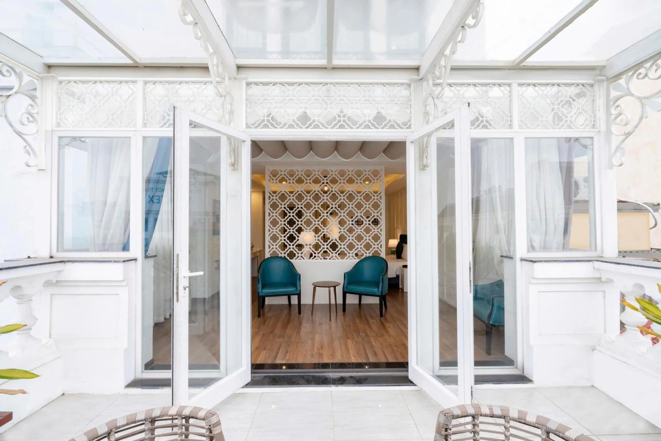 Property building in Minasi HanoiOi Lakeside Hotel